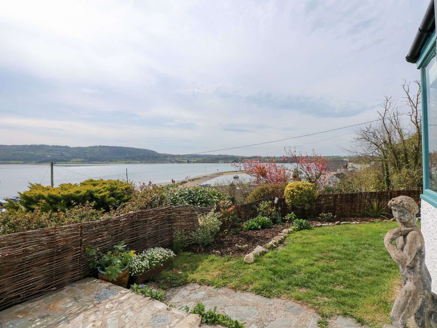 Swn-Y-Wylan, Red Wharf Bay, Isle of Anglesey. Hot tub. Woodburning stove. Family friendly. Smart TV.