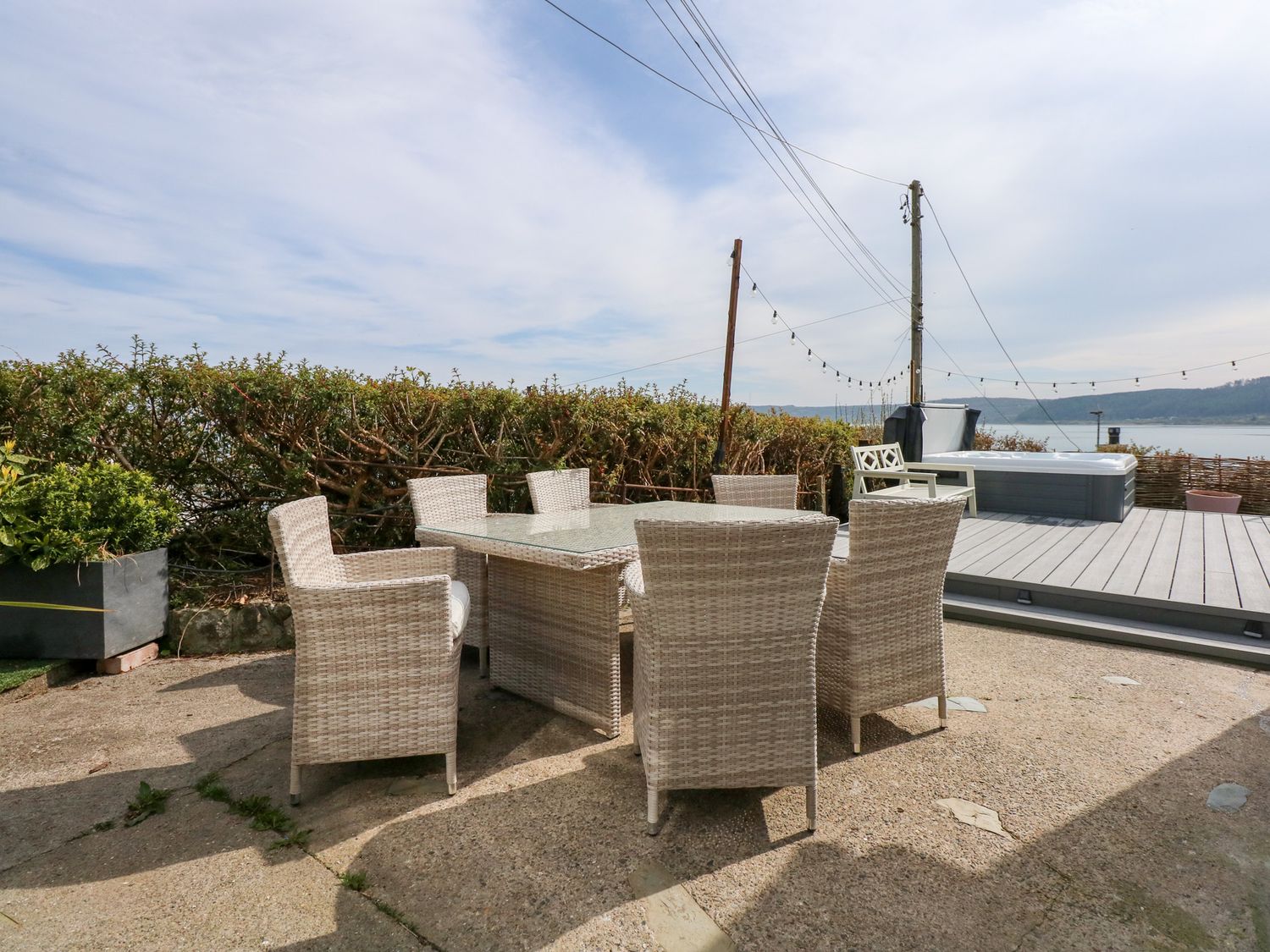 Swn-Y-Wylan, Red Wharf Bay, Isle of Anglesey. Hot tub. Woodburning stove. Family friendly. Smart TV.