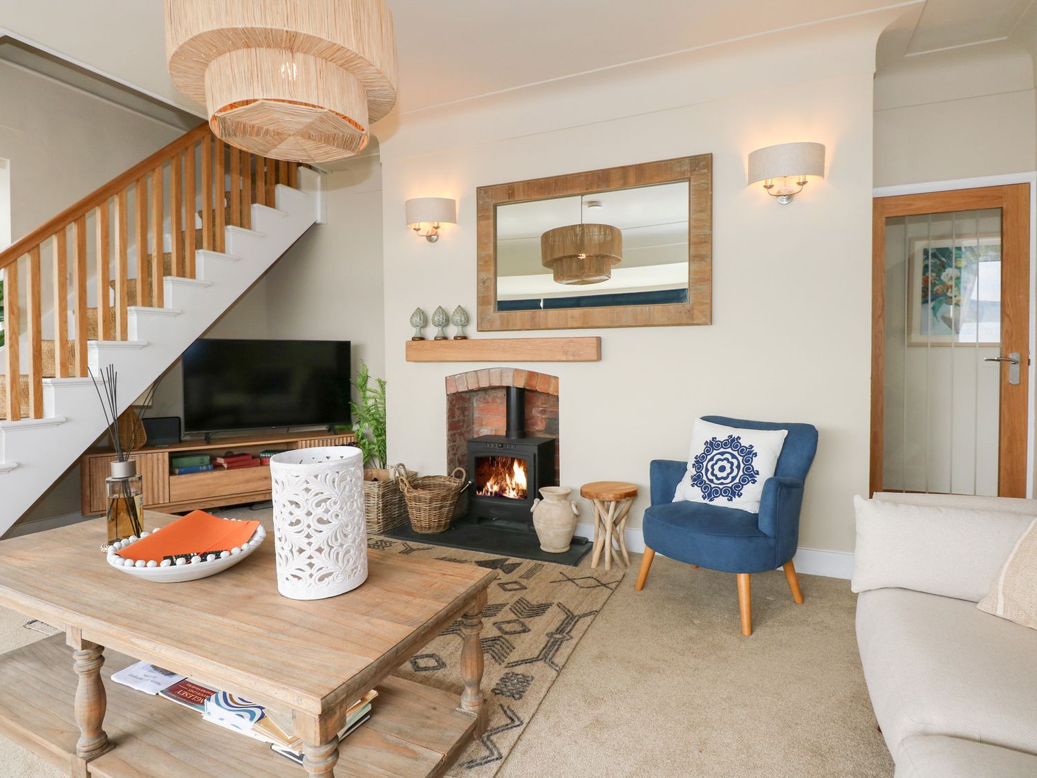 Swn-Y-Wylan, Red Wharf Bay, Isle of Anglesey. Hot tub. Woodburning stove. Family friendly. Smart TV.