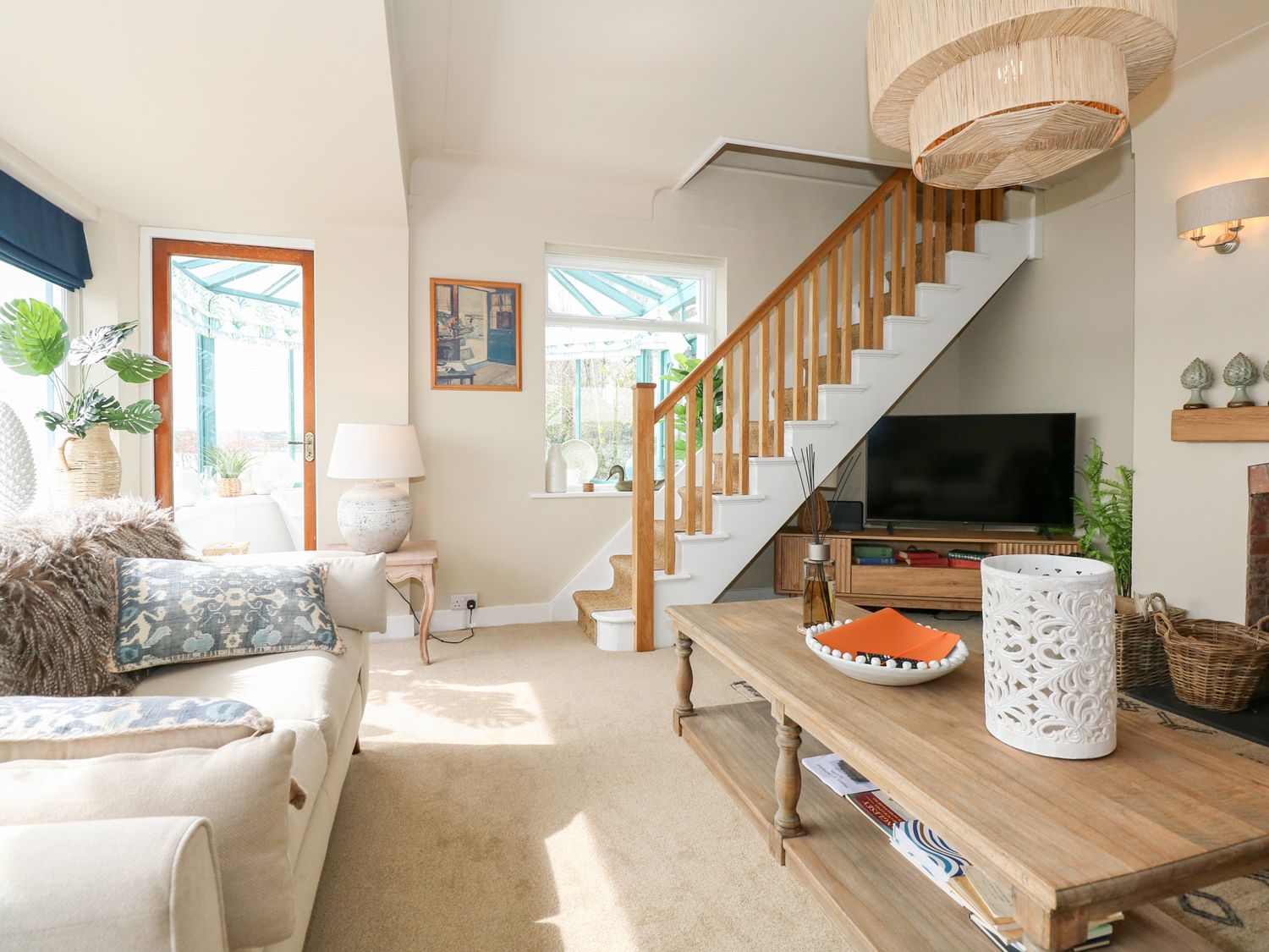 Swn-Y-Wylan, Red Wharf Bay, Isle of Anglesey. Hot tub. Woodburning stove. Family friendly. Smart TV.
