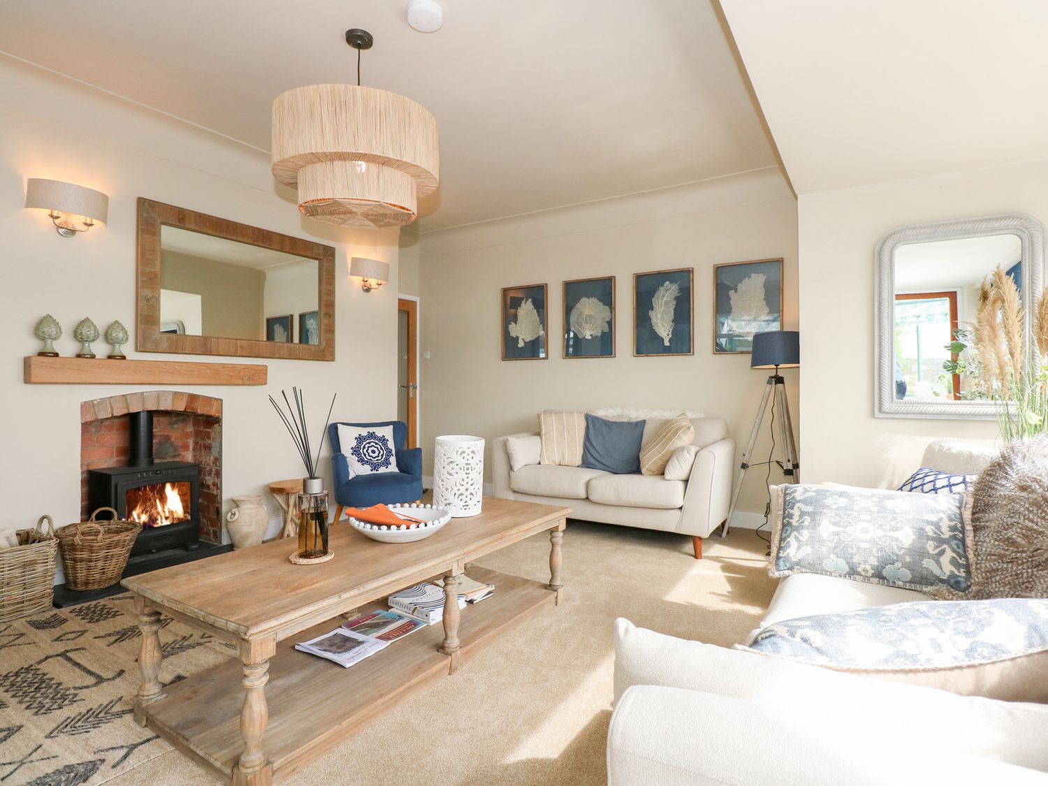 Swn-Y-Wylan, Red Wharf Bay, Isle of Anglesey. Hot tub. Woodburning stove. Family friendly. Smart TV.