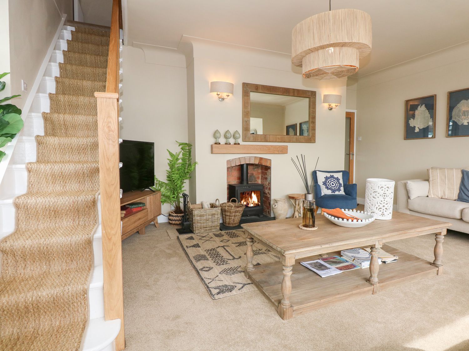 Swn-Y-Wylan, Red Wharf Bay, Isle of Anglesey. Hot tub. Woodburning stove. Family friendly. Smart TV.