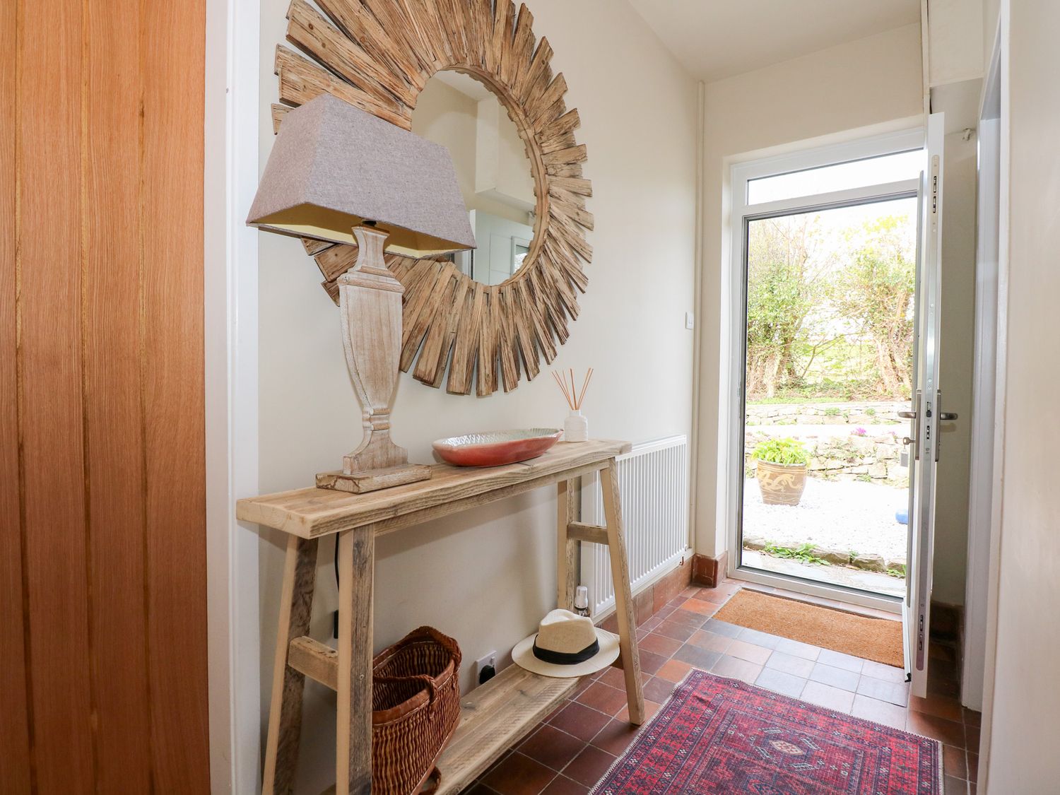 Swn-Y-Wylan, Red Wharf Bay, Isle of Anglesey. Hot tub. Woodburning stove. Family friendly. Smart TV.