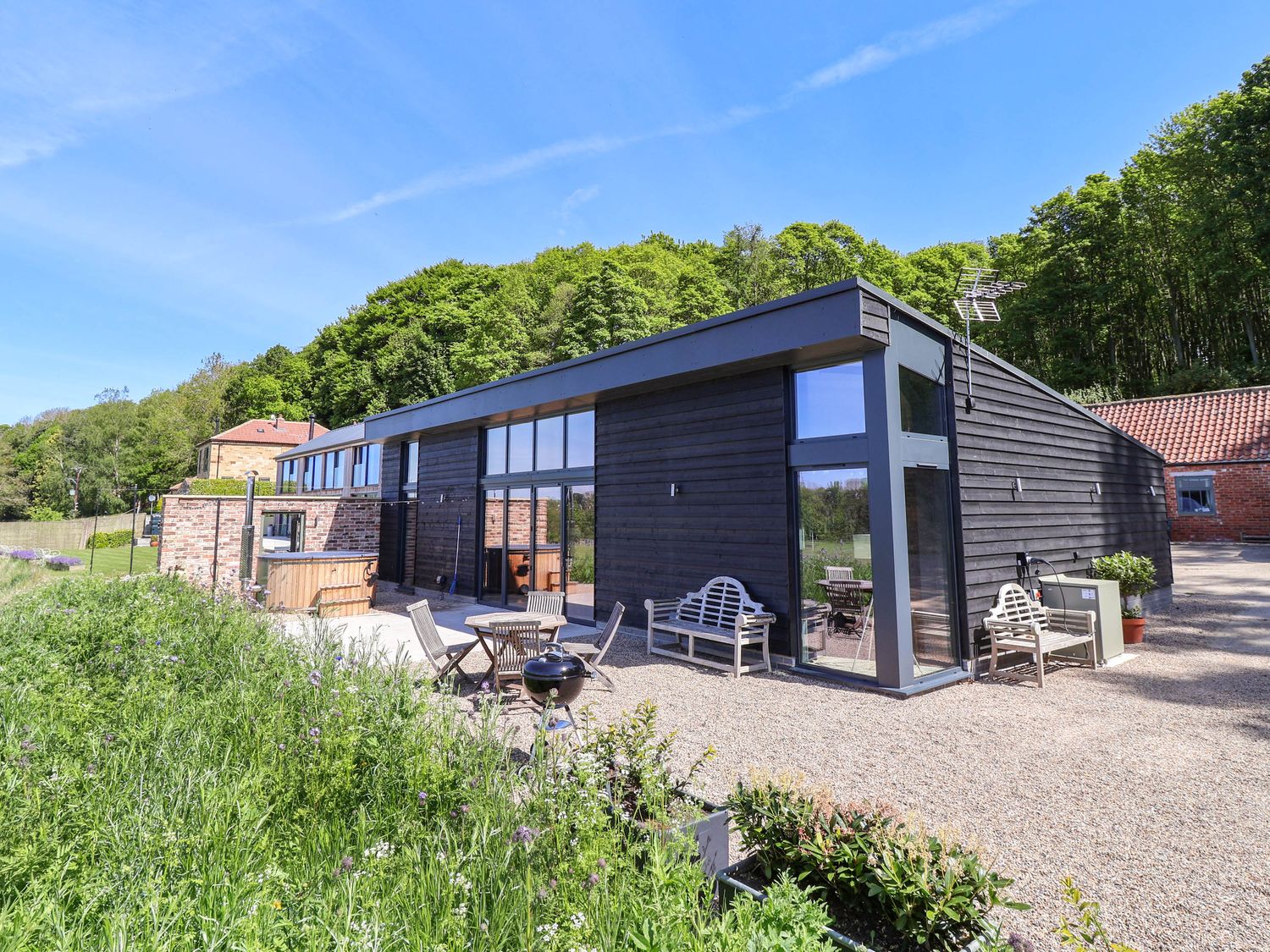 Brock House in Northallerton, North Yorkshire. Hot tub. Enclosed garden. Open-plan. Off-road parking