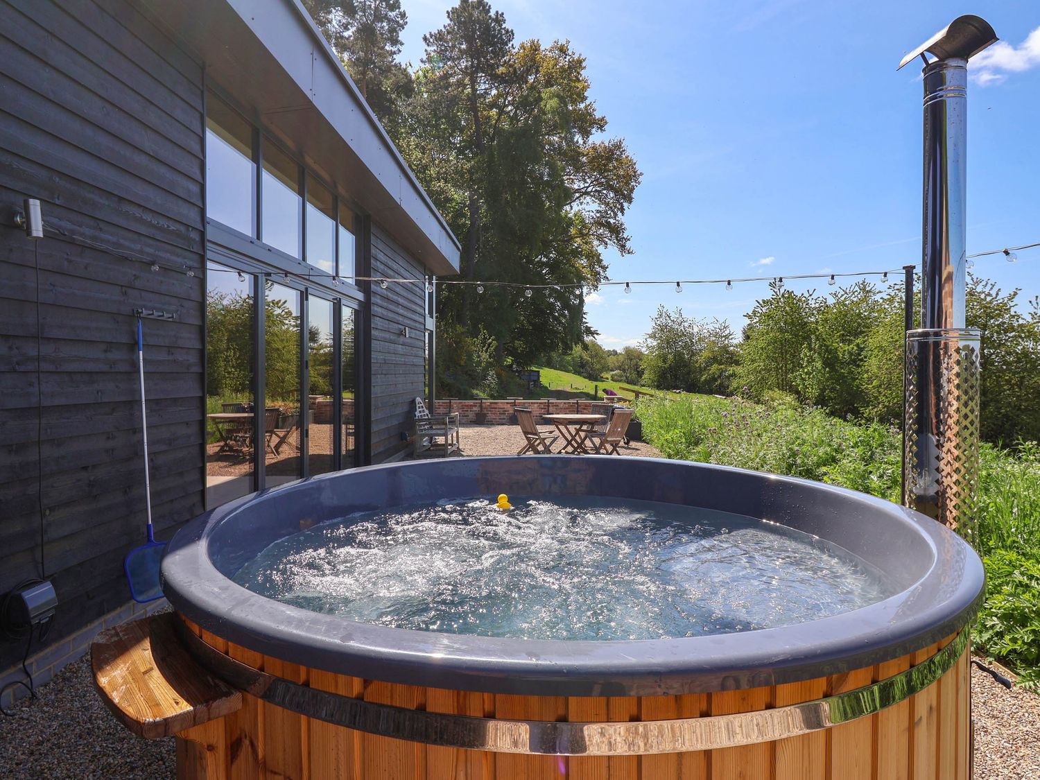 Brock House in Northallerton, North Yorkshire. Hot tub. Enclosed garden. Open-plan. Off-road parking