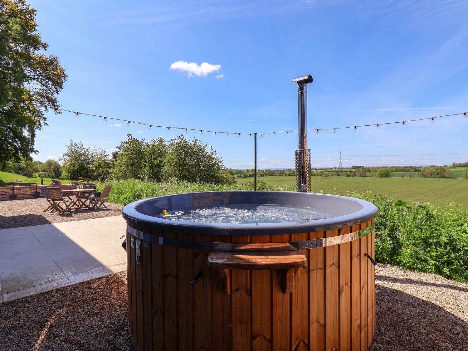 Brock House in Northallerton, North Yorkshire. Hot tub. Enclosed garden. Open-plan. Off-road parking