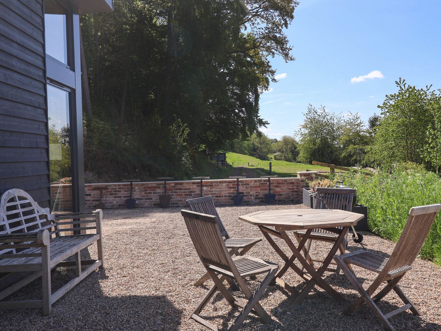 Brock House in Northallerton, North Yorkshire. Hot tub. Enclosed garden. Open-plan. Off-road parking