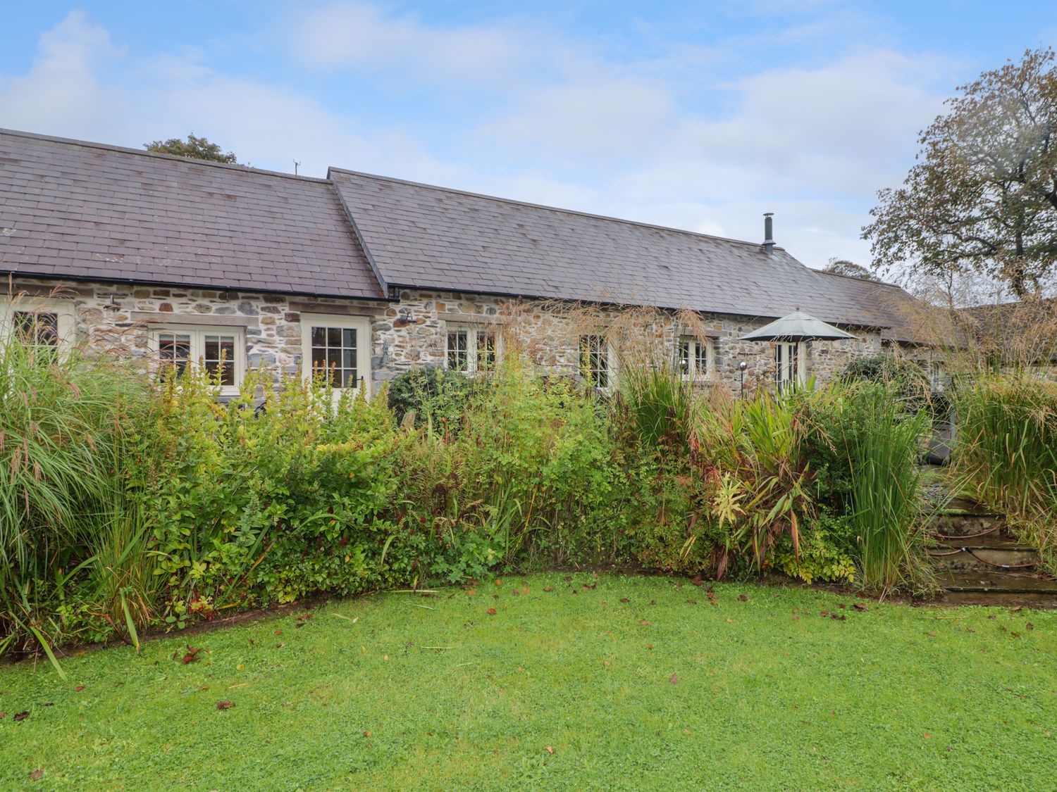 St Dogwells Barn, Wolfscastle, Pembrokeshire. Woodburning stove. Freestanding bath. Off-road parking