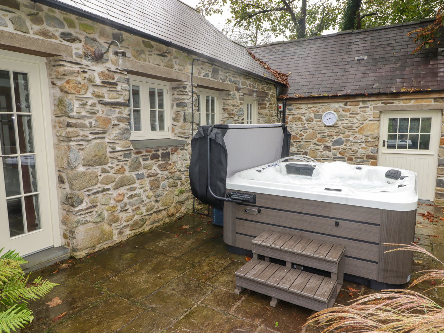 St Dogwells Barn, Wolfscastle, Pembrokeshire. Woodburning stove. Freestanding bath. Off-road parking