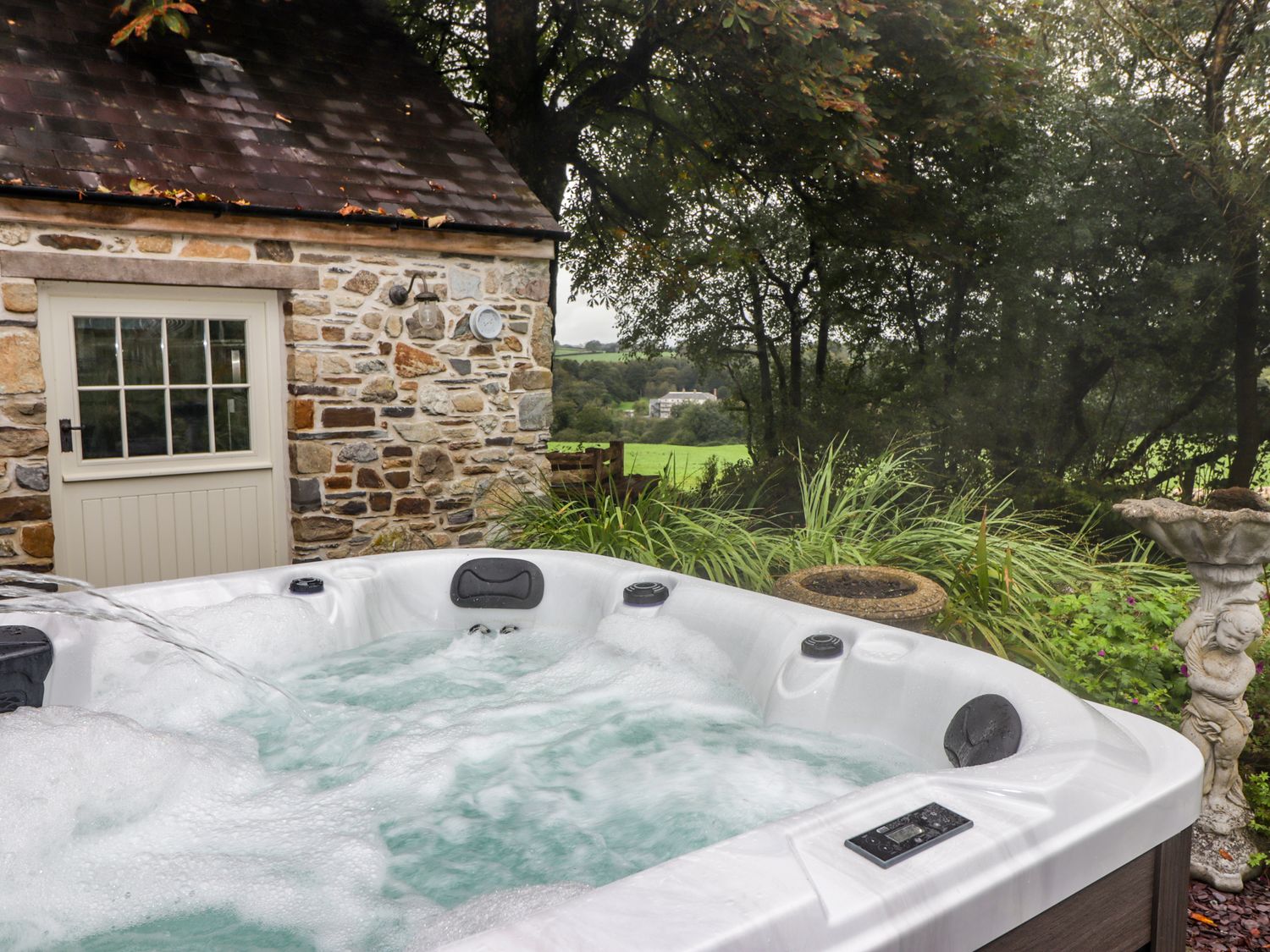 St Dogwells Barn, Wolfscastle, Pembrokeshire. Woodburning stove. Freestanding bath. Off-road parking