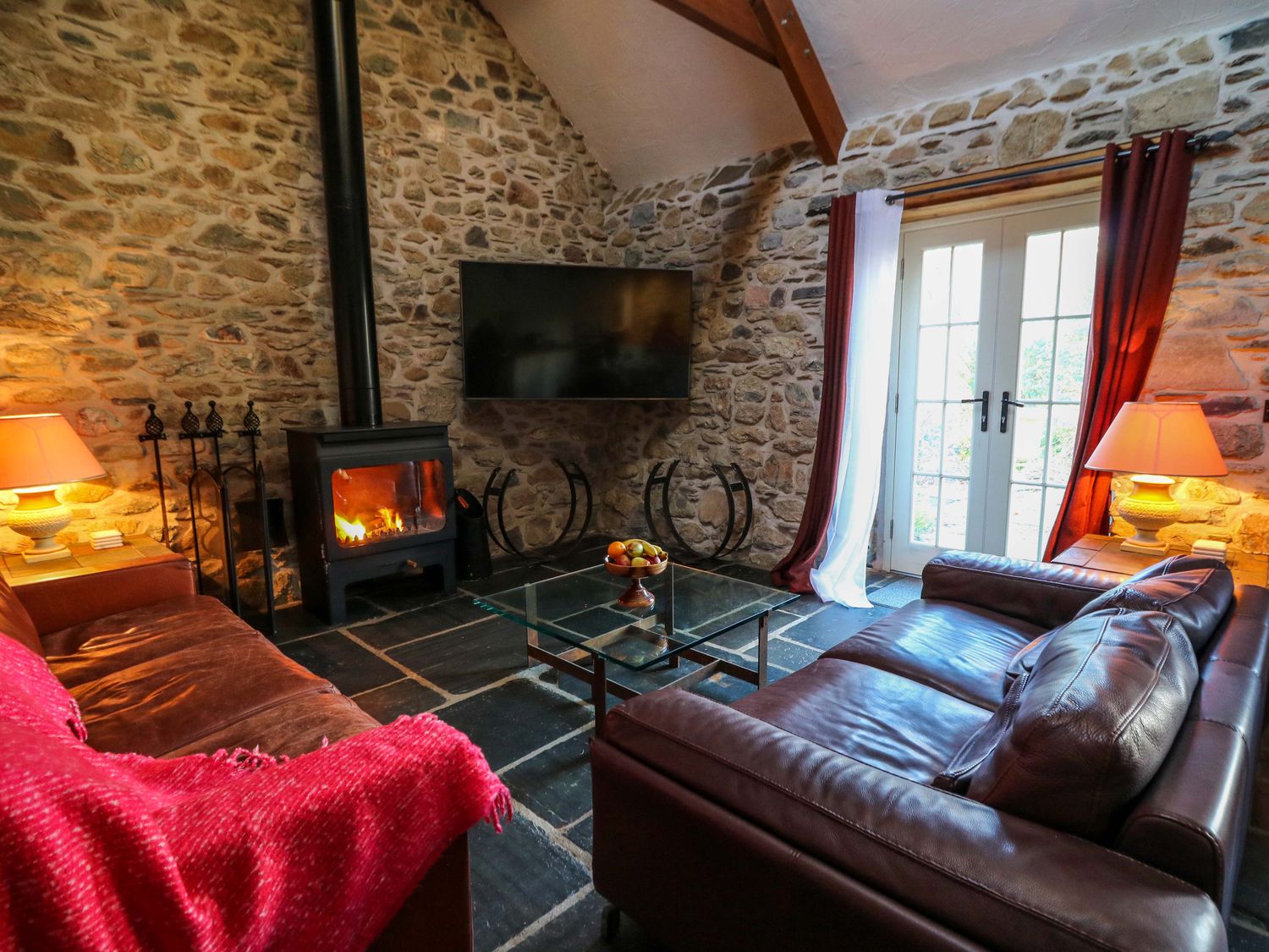 St Dogwells Barn, Wolfscastle, Pembrokeshire. Woodburning stove. Freestanding bath. Off-road parking