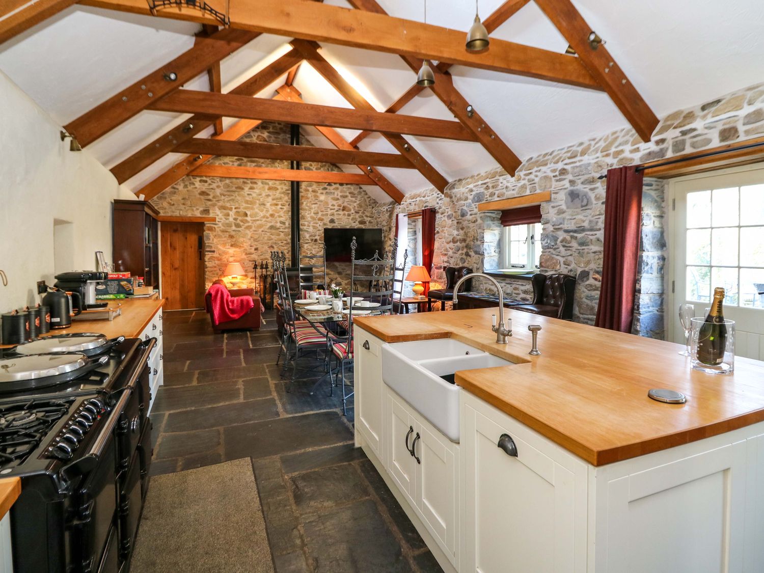 St Dogwells Barn, Wolfscastle, Pembrokeshire. Woodburning stove. Freestanding bath. Off-road parking