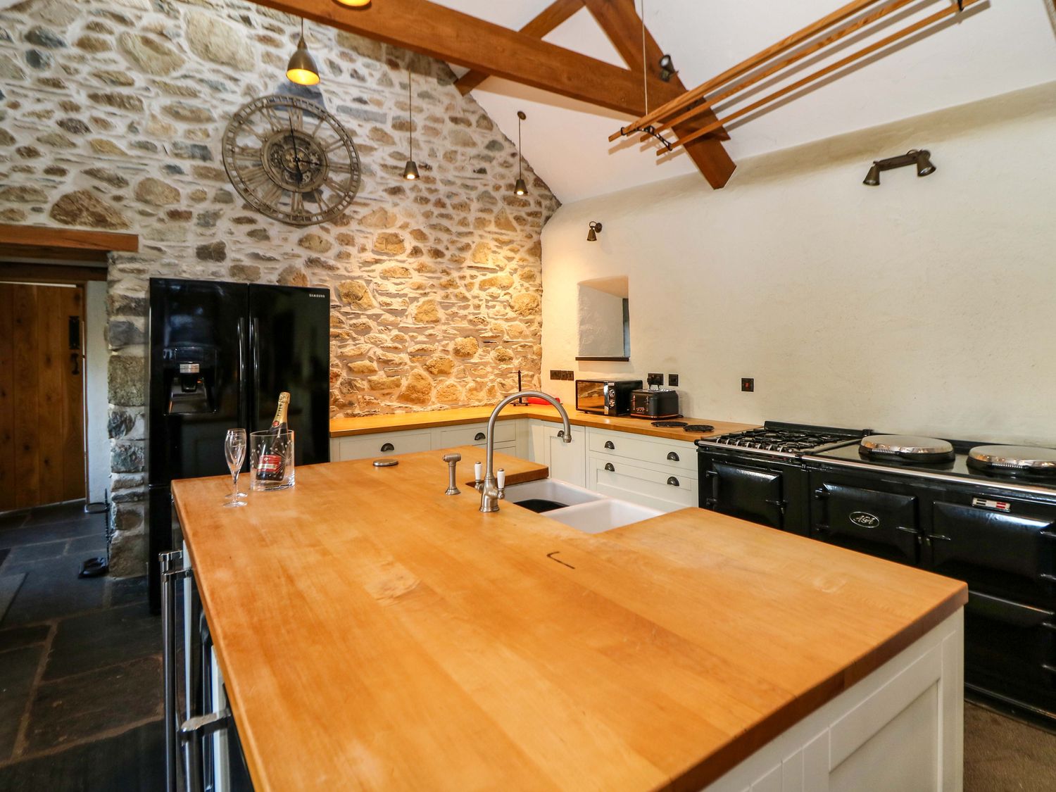 St Dogwells Barn, Wolfscastle, Pembrokeshire. Woodburning stove. Freestanding bath. Off-road parking