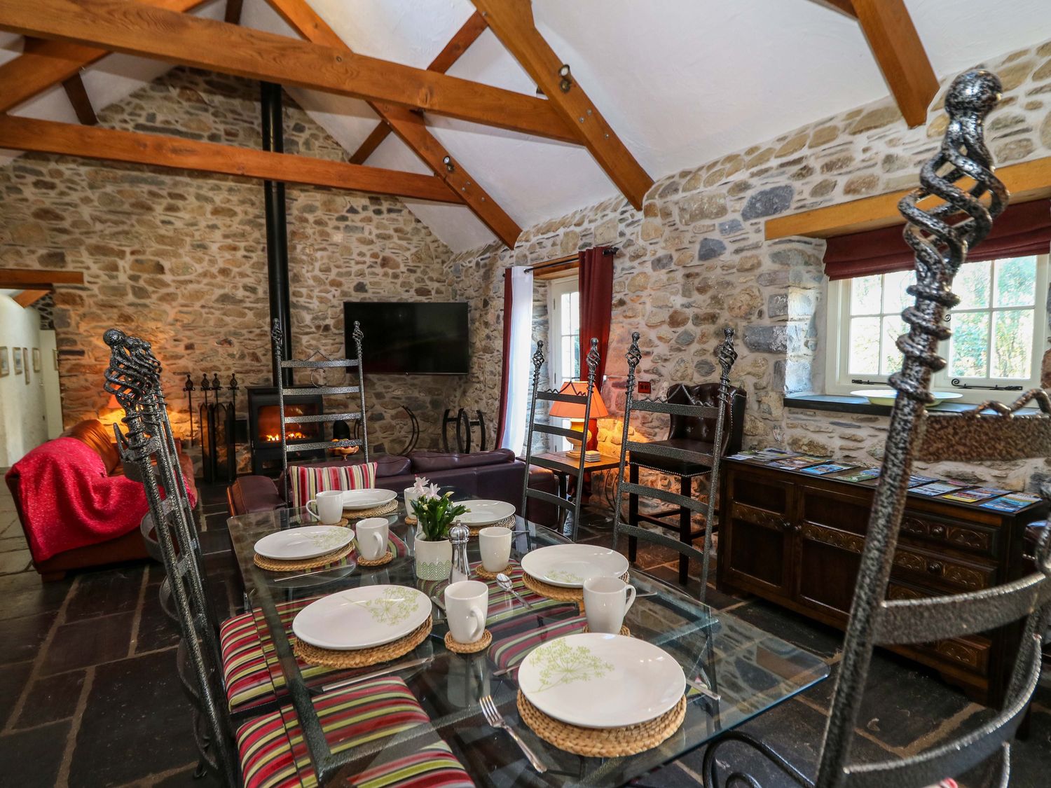 St Dogwells Barn, Wolfscastle, Pembrokeshire. Woodburning stove. Freestanding bath. Off-road parking