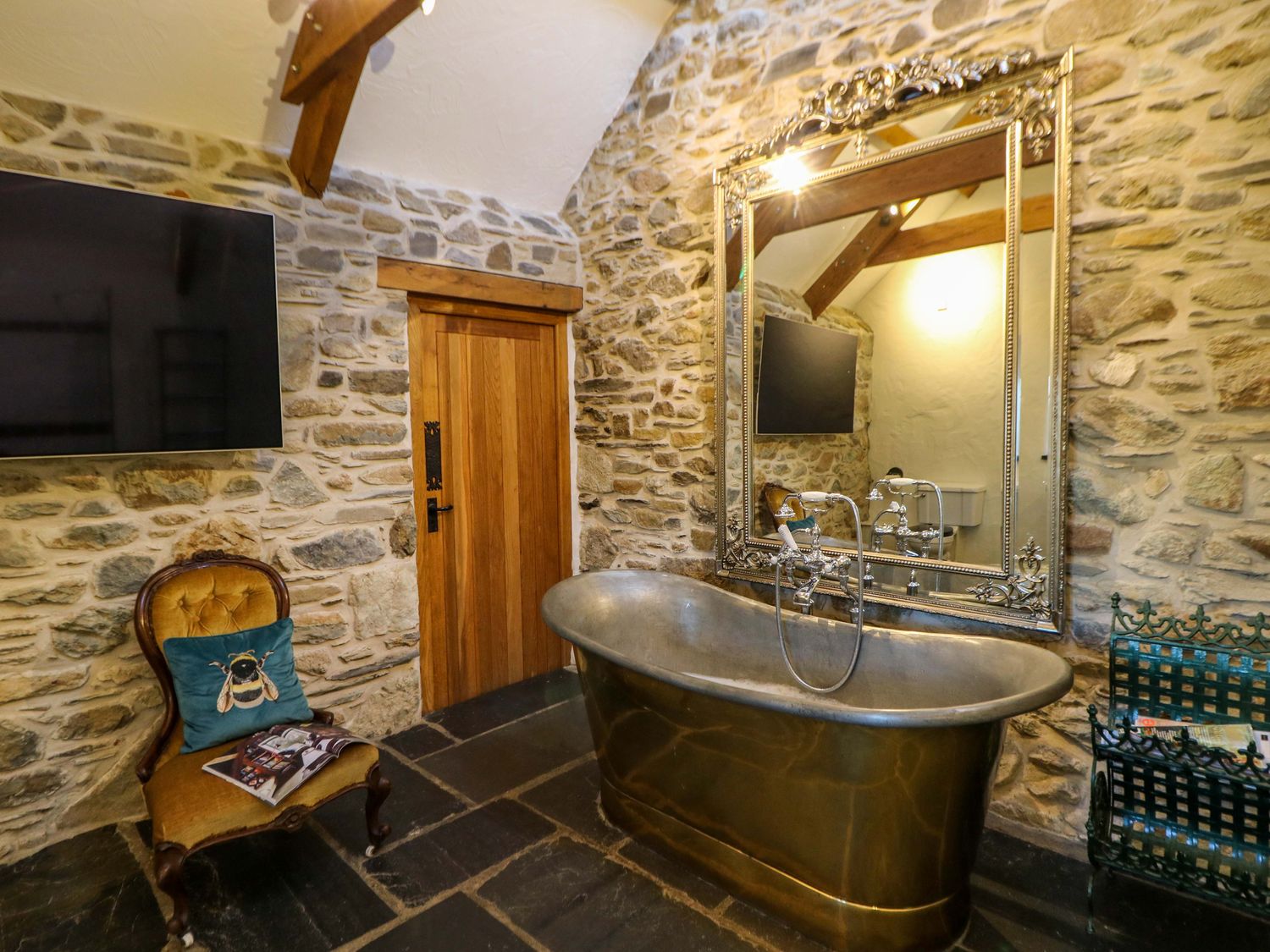 St Dogwells Barn, Wolfscastle, Pembrokeshire. Woodburning stove. Freestanding bath. Off-road parking