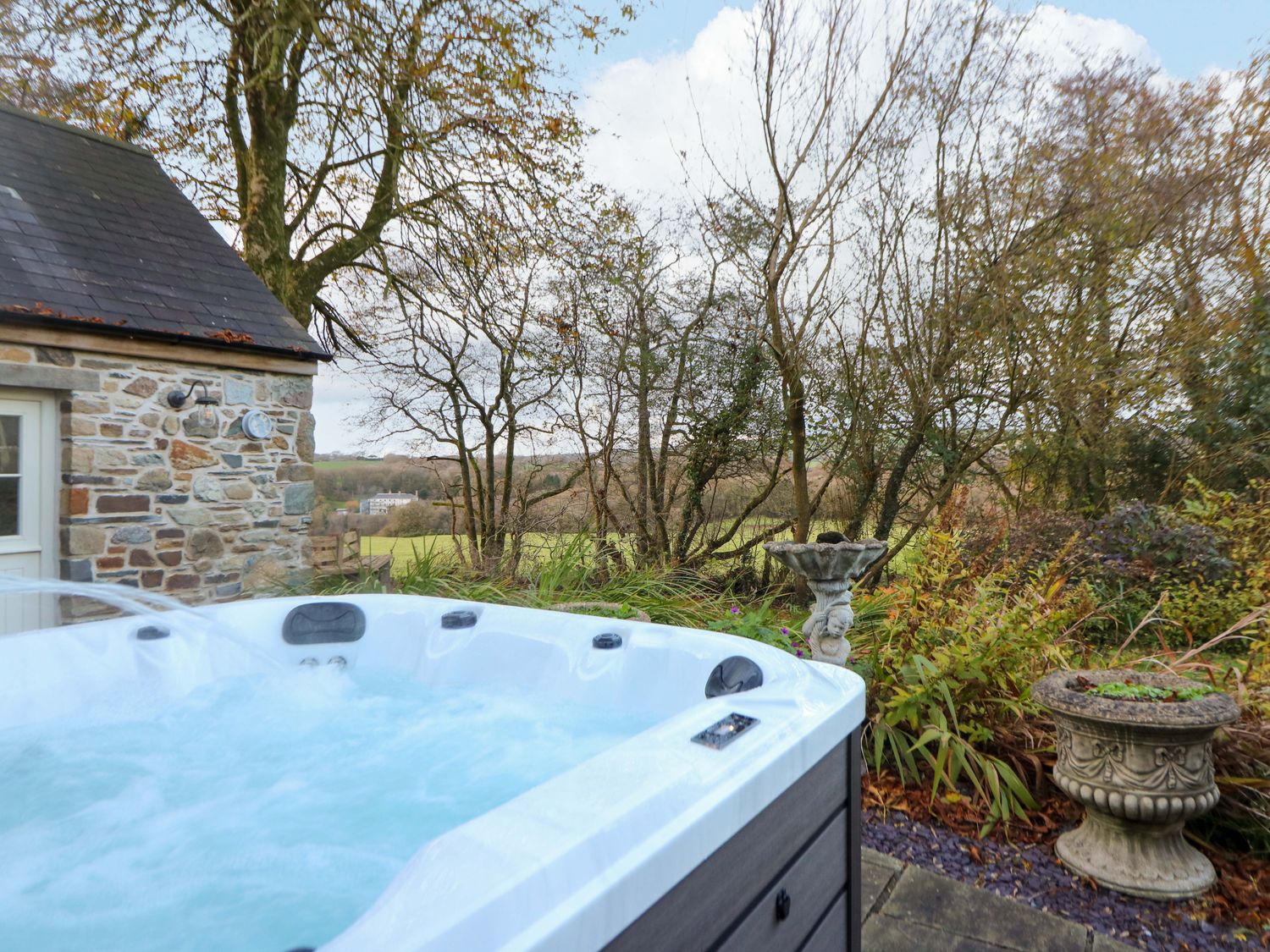 St Dogwells Barn, Wolfscastle, Pembrokeshire. Woodburning stove. Freestanding bath. Off-road parking