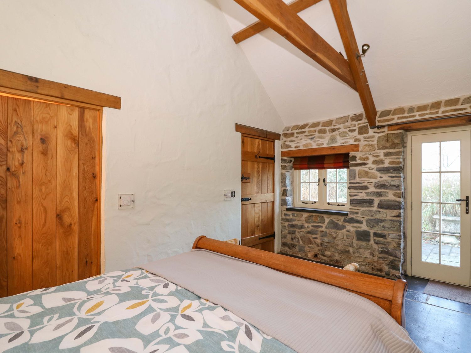 St Dogwells Barn, Wolfscastle, Pembrokeshire. Woodburning stove. Freestanding bath. Off-road parking