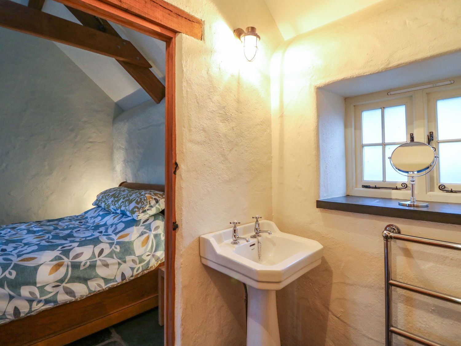 St Dogwells Barn, Wolfscastle, Pembrokeshire. Woodburning stove. Freestanding bath. Off-road parking