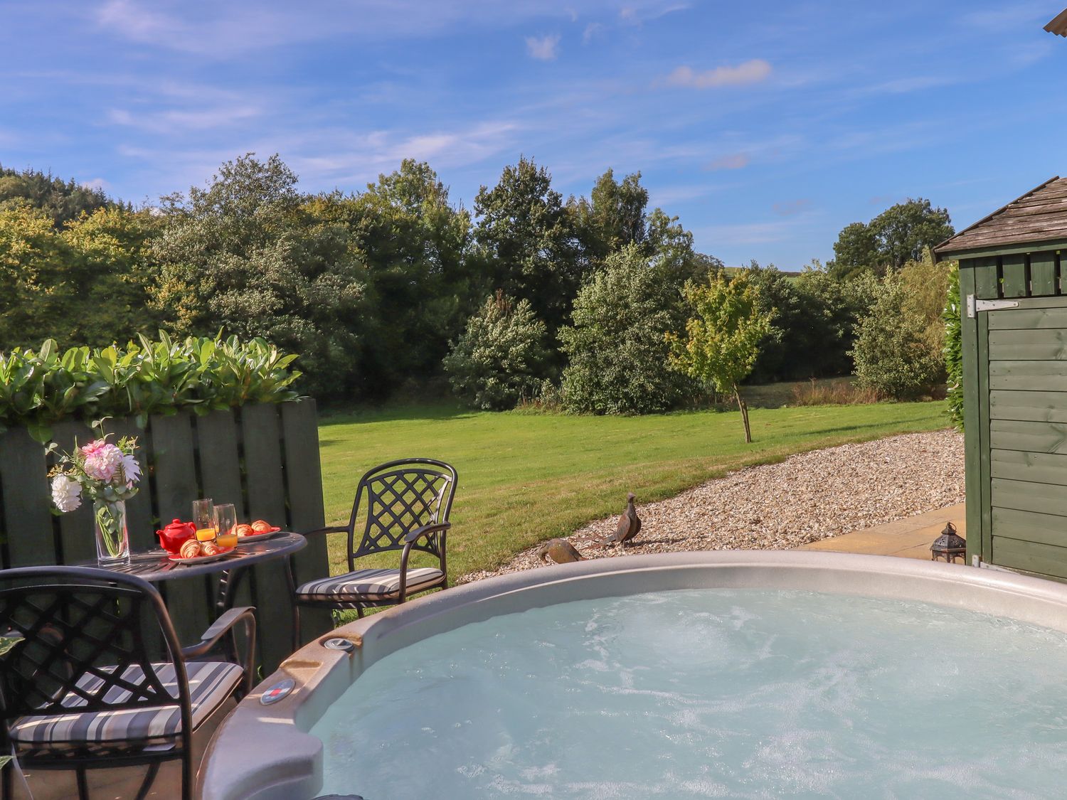 Shepherds Bliss nr Cheriton Fitzpaine, Devon. Hot tub. Romantic. Woodburning stove. Open-plan. WiFi.