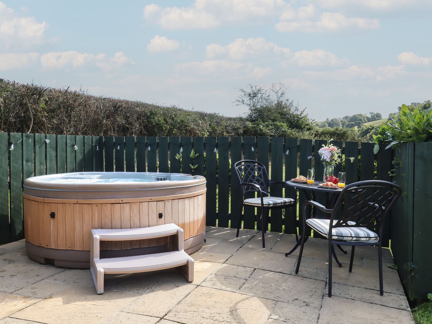 Shepherds Bliss nr Cheriton Fitzpaine, Devon. Hot tub. Romantic. Woodburning stove. Open-plan. WiFi.