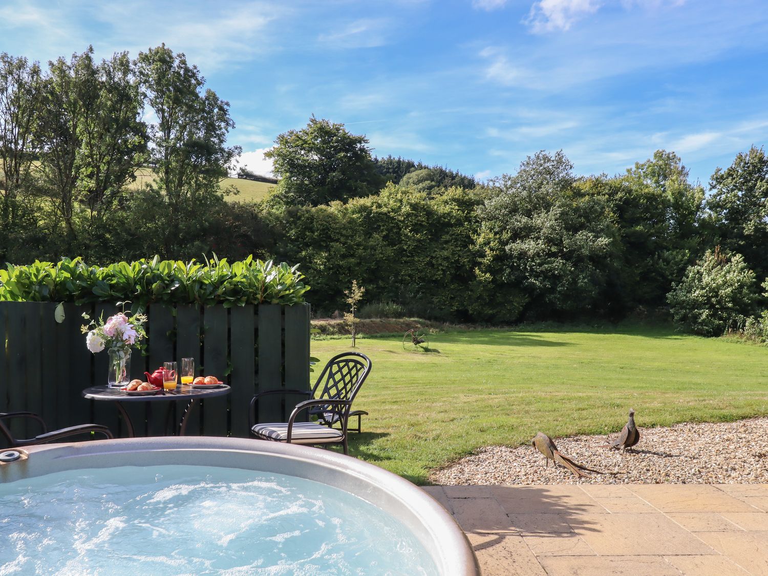 Shepherds Bliss nr Cheriton Fitzpaine, Devon. Hot tub. Romantic. Woodburning stove. Open-plan. WiFi.