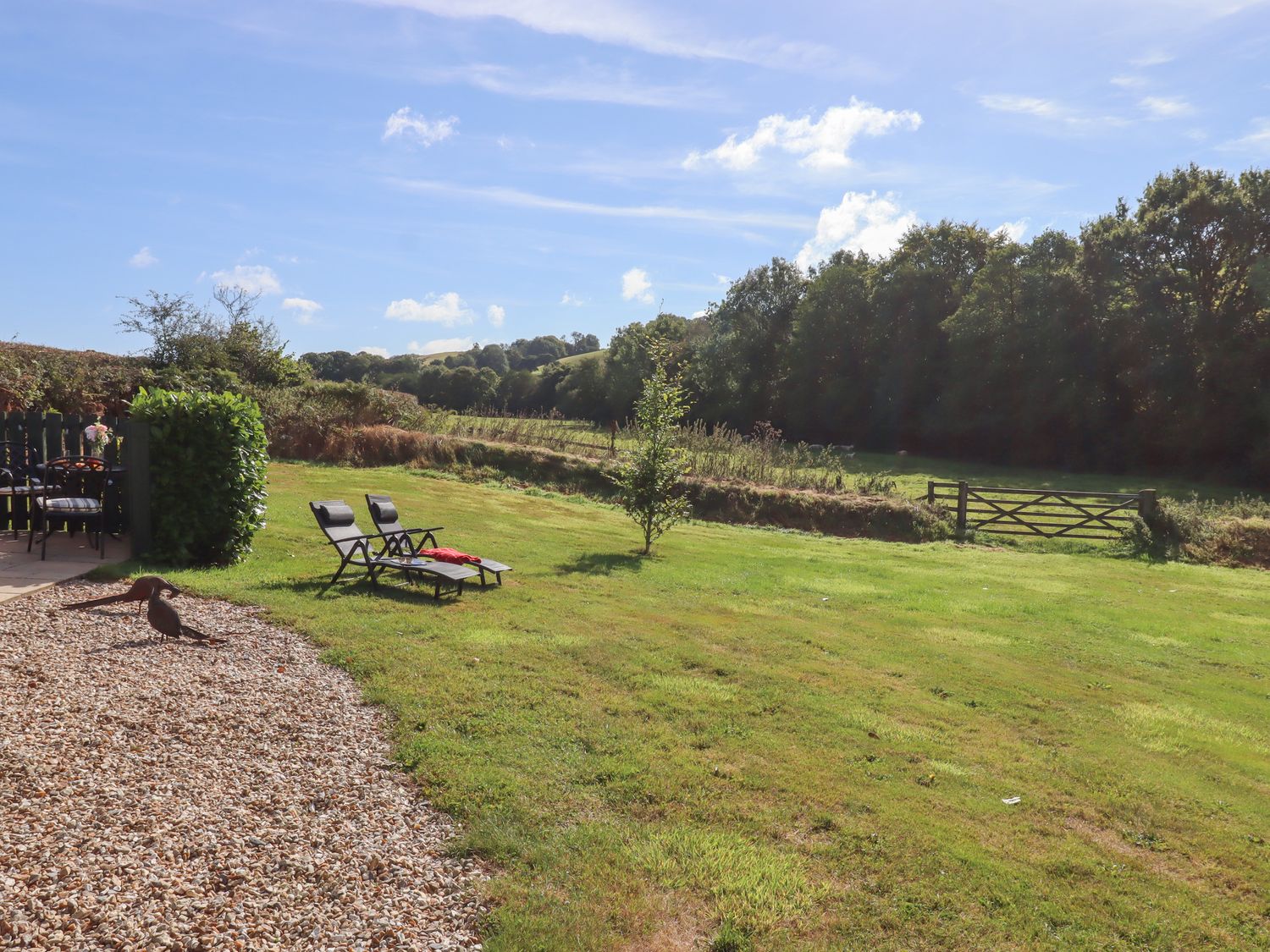 Shepherds Bliss nr Cheriton Fitzpaine, Devon. Hot tub. Romantic. Woodburning stove. Open-plan. WiFi.