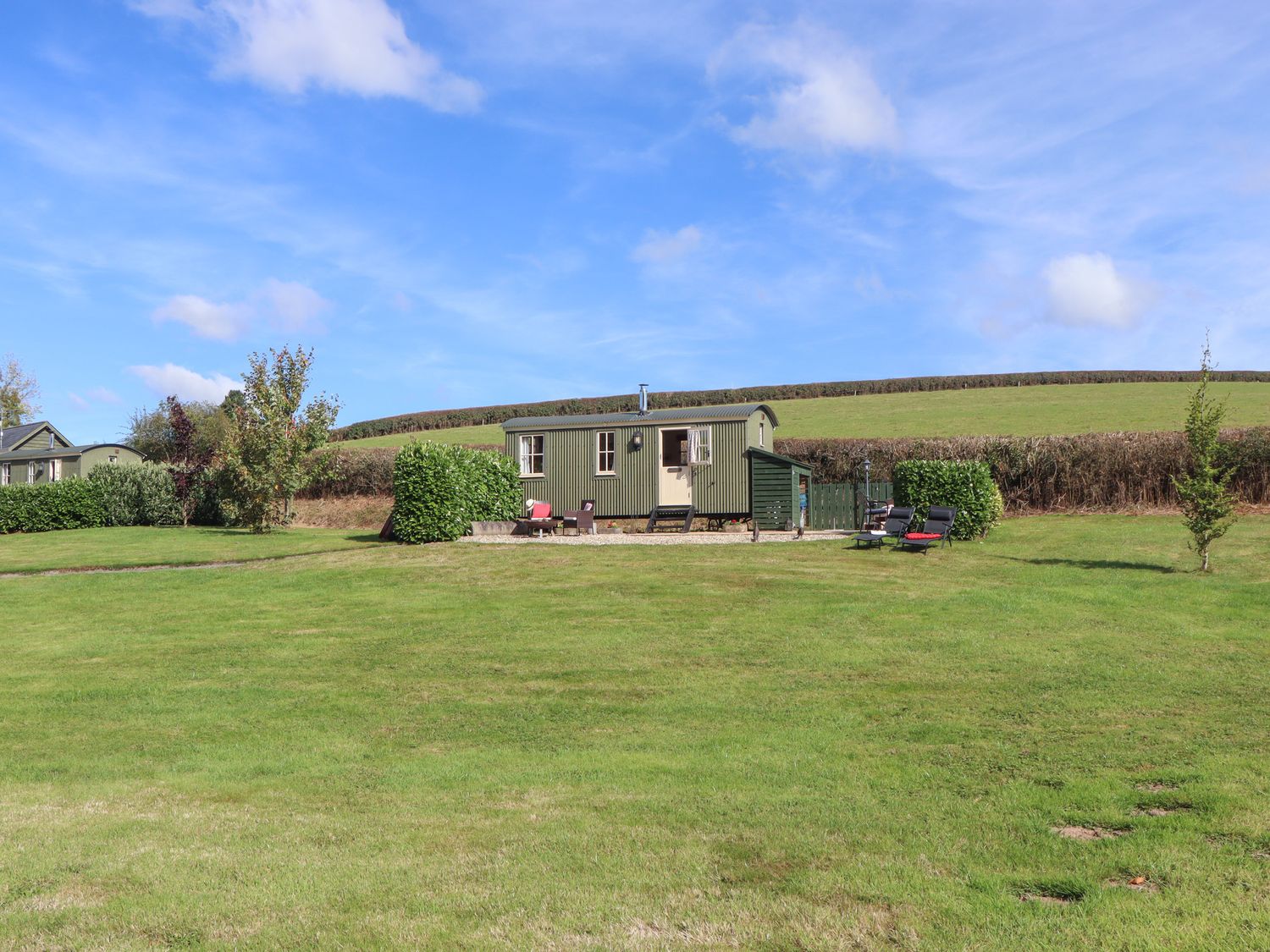 Shepherds Bliss nr Cheriton Fitzpaine, Devon. Hot tub. Romantic. Woodburning stove. Open-plan. WiFi.