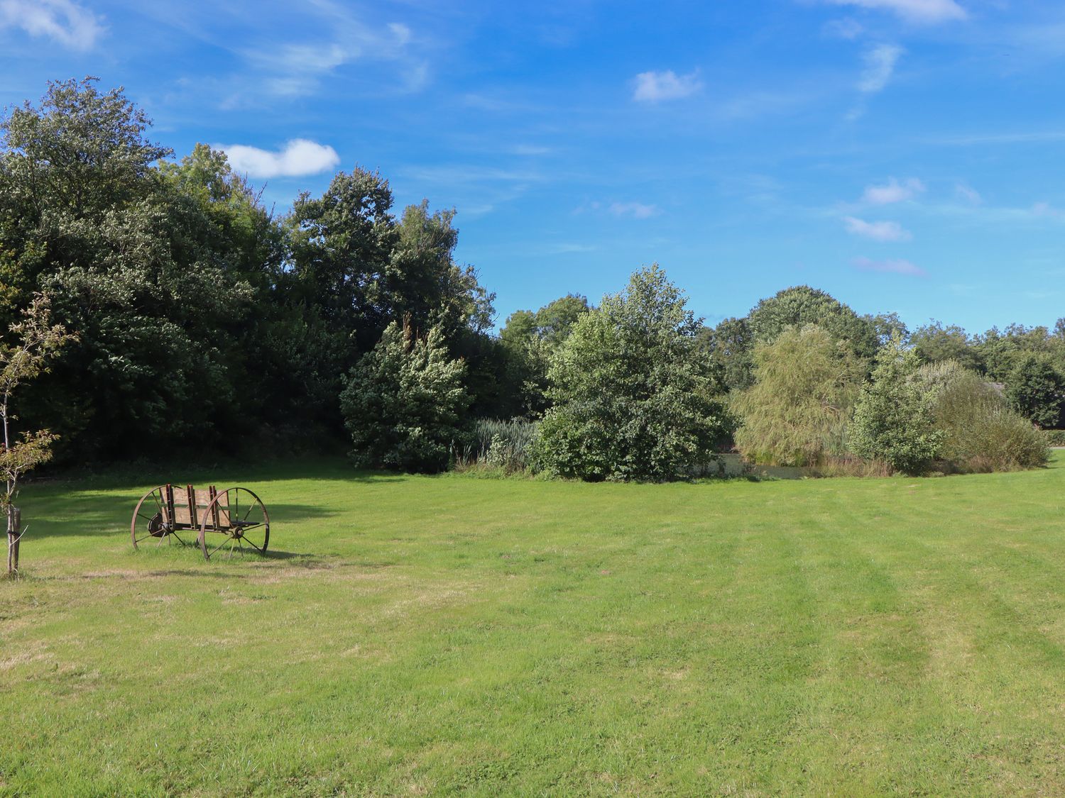 Shepherds Bliss nr Cheriton Fitzpaine, Devon. Hot tub. Romantic. Woodburning stove. Open-plan. WiFi.