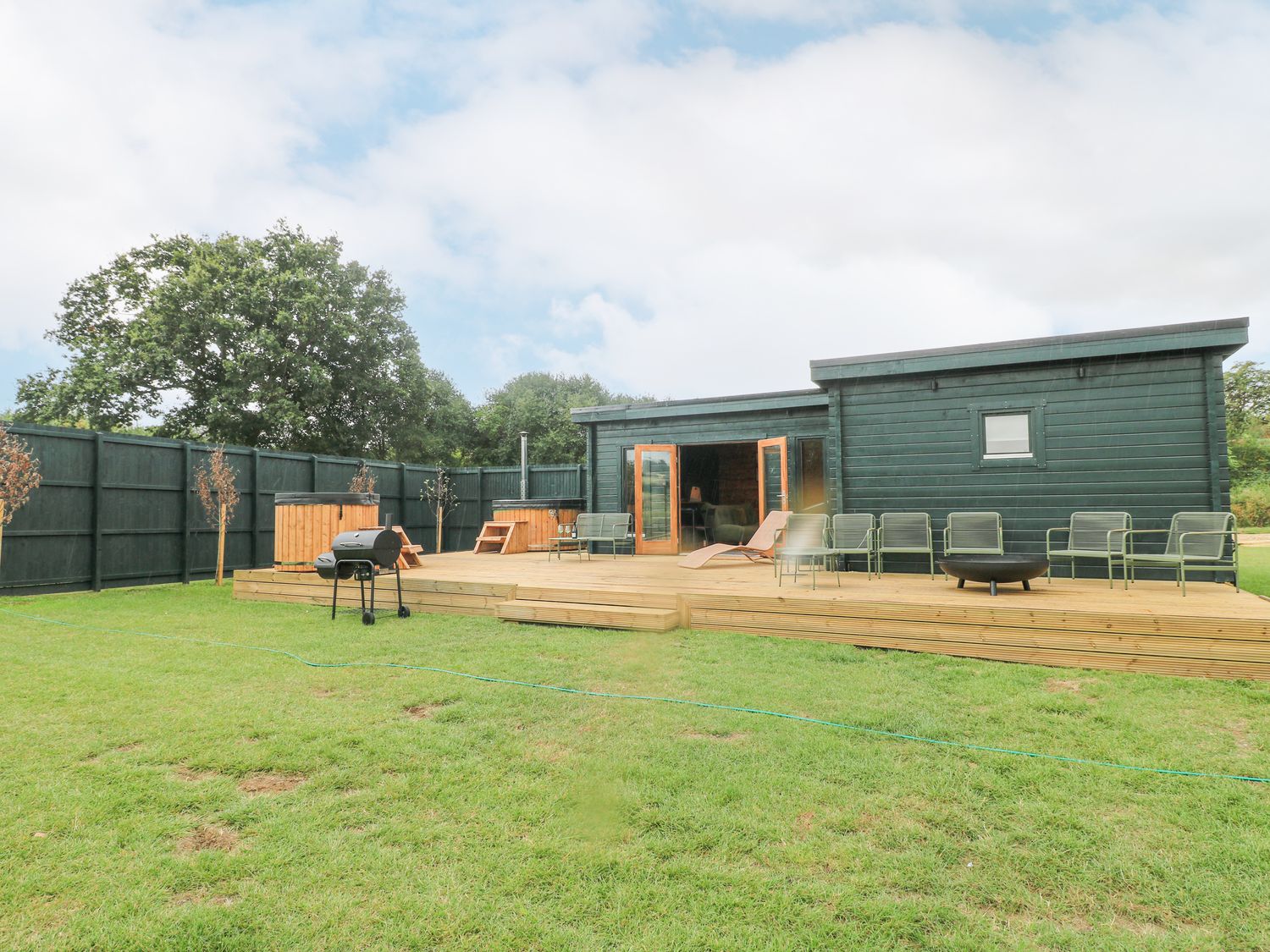 Chicken Run, Stamford, Rutland. Hot tub. Smart TV. Pet-friendly. Near River Chater. Barbecue. Rural.