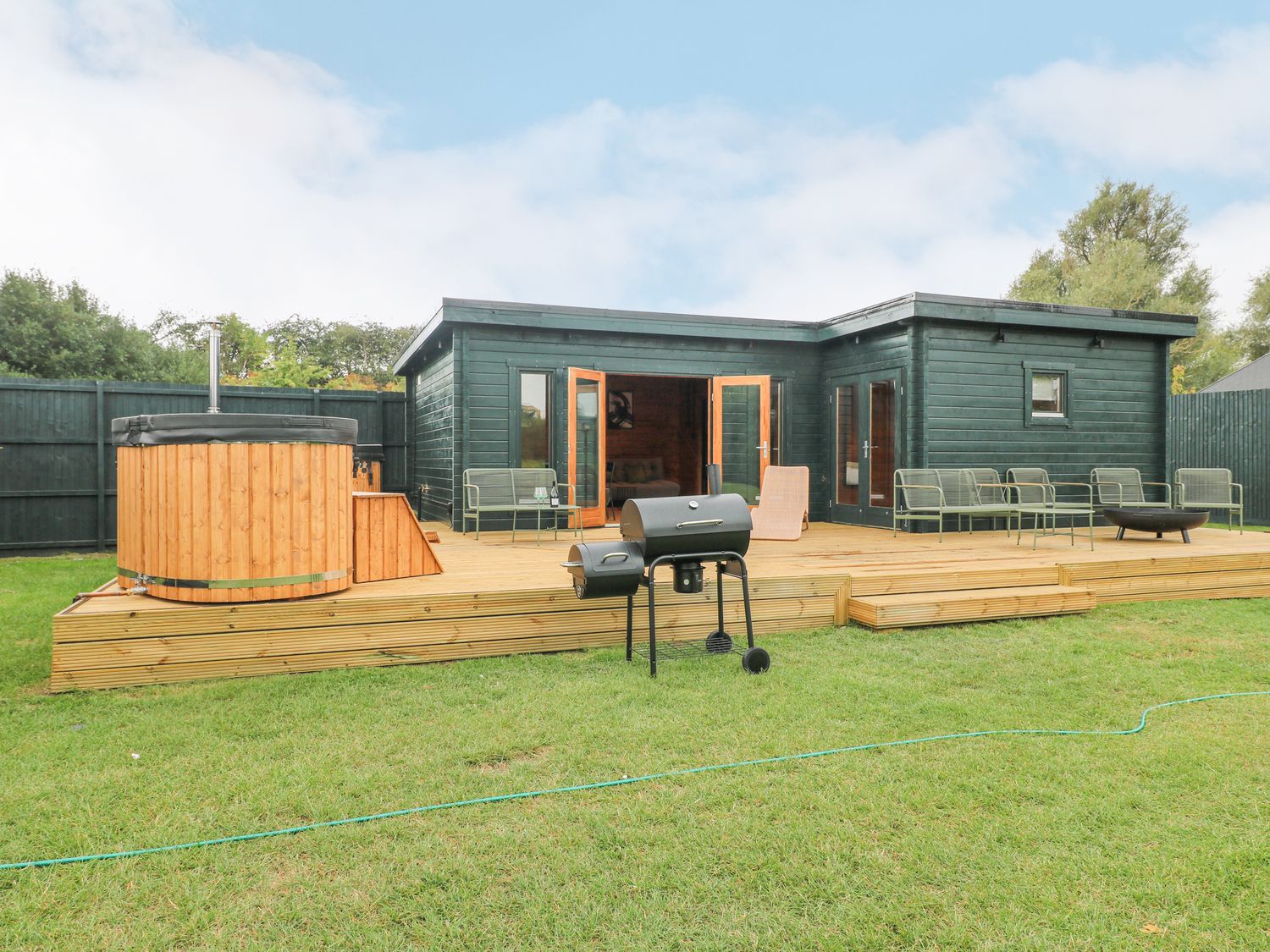 Chicken Run, Stamford, Rutland. Hot tub. Smart TV. Pet-friendly. Near River Chater. Barbecue. Rural.