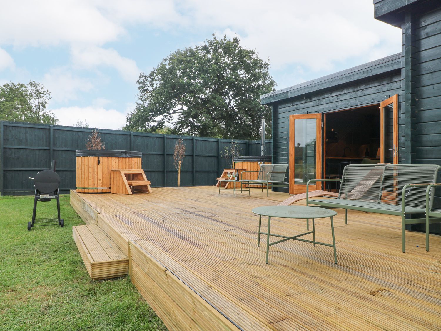 Chicken Run, Stamford, Rutland. Hot tub. Smart TV. Pet-friendly. Near River Chater. Barbecue. Rural.