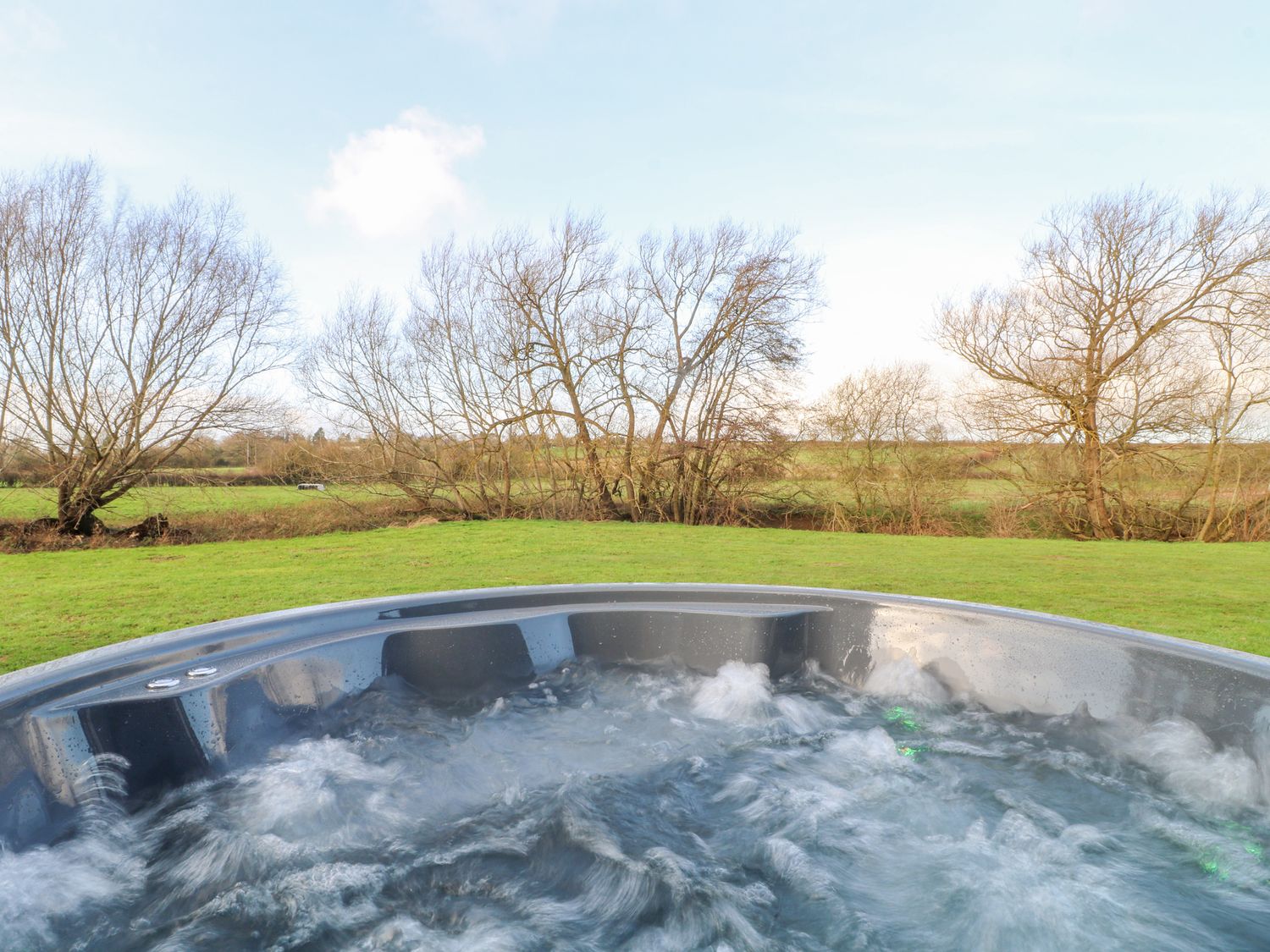 Chicken Run, Stamford, Rutland. Hot tub. Smart TV. Pet-friendly. Near River Chater. Barbecue. Rural.