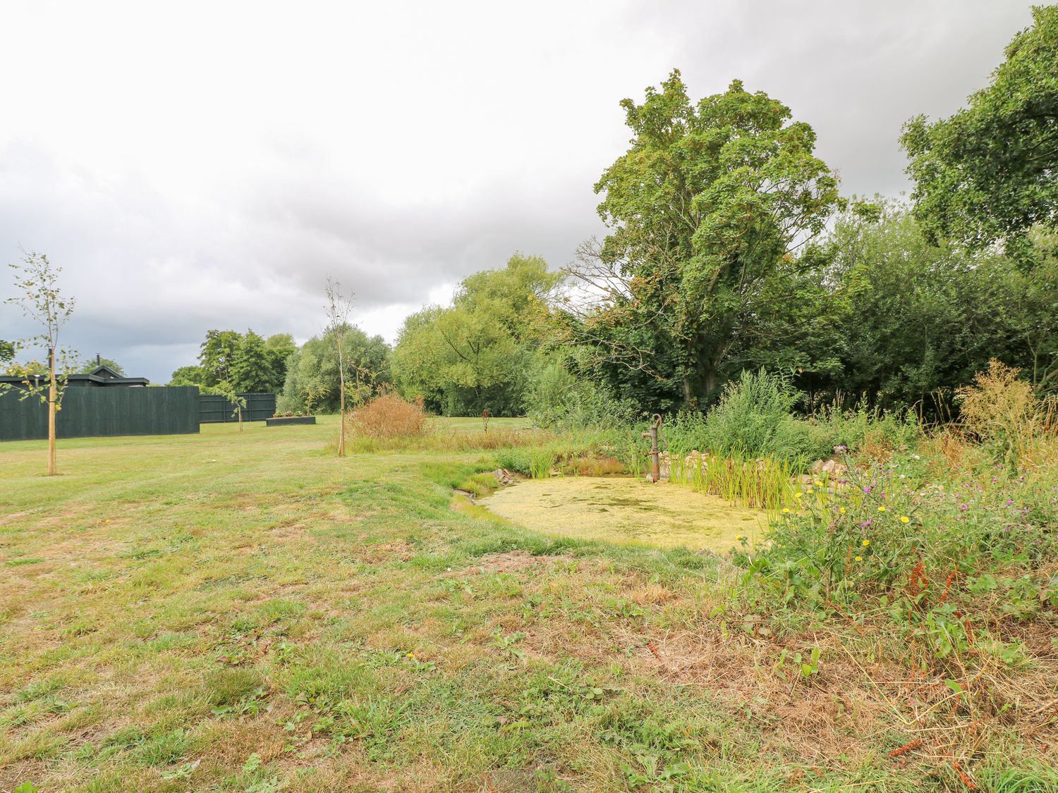 Chicken Run, Stamford, Rutland. Hot tub. Smart TV. Pet-friendly. Near River Chater. Barbecue. Rural.