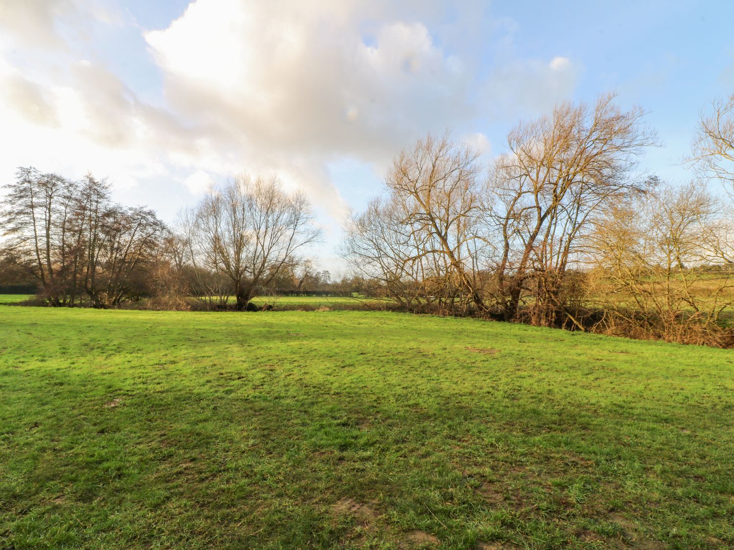 Chicken Run, Stamford, Rutland. Hot tub. Smart TV. Pet-friendly. Near River Chater. Barbecue. Rural.