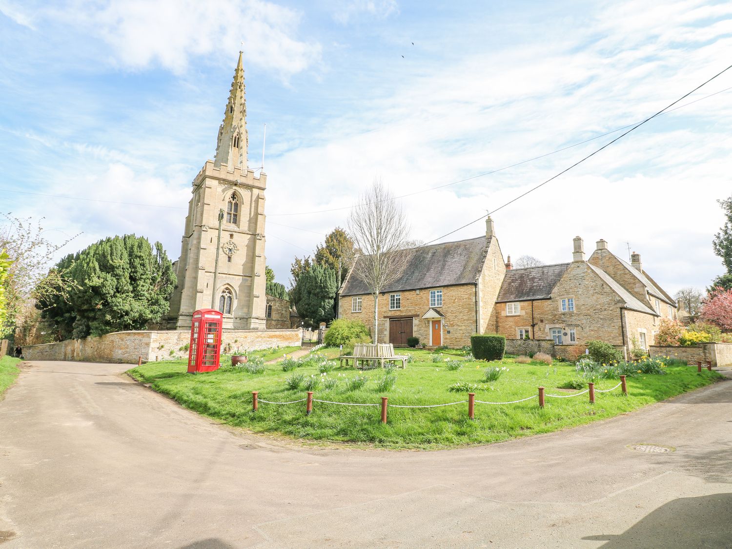 Chicken Run, Stamford, Rutland. Hot tub. Smart TV. Pet-friendly. Near River Chater. Barbecue. Rural.