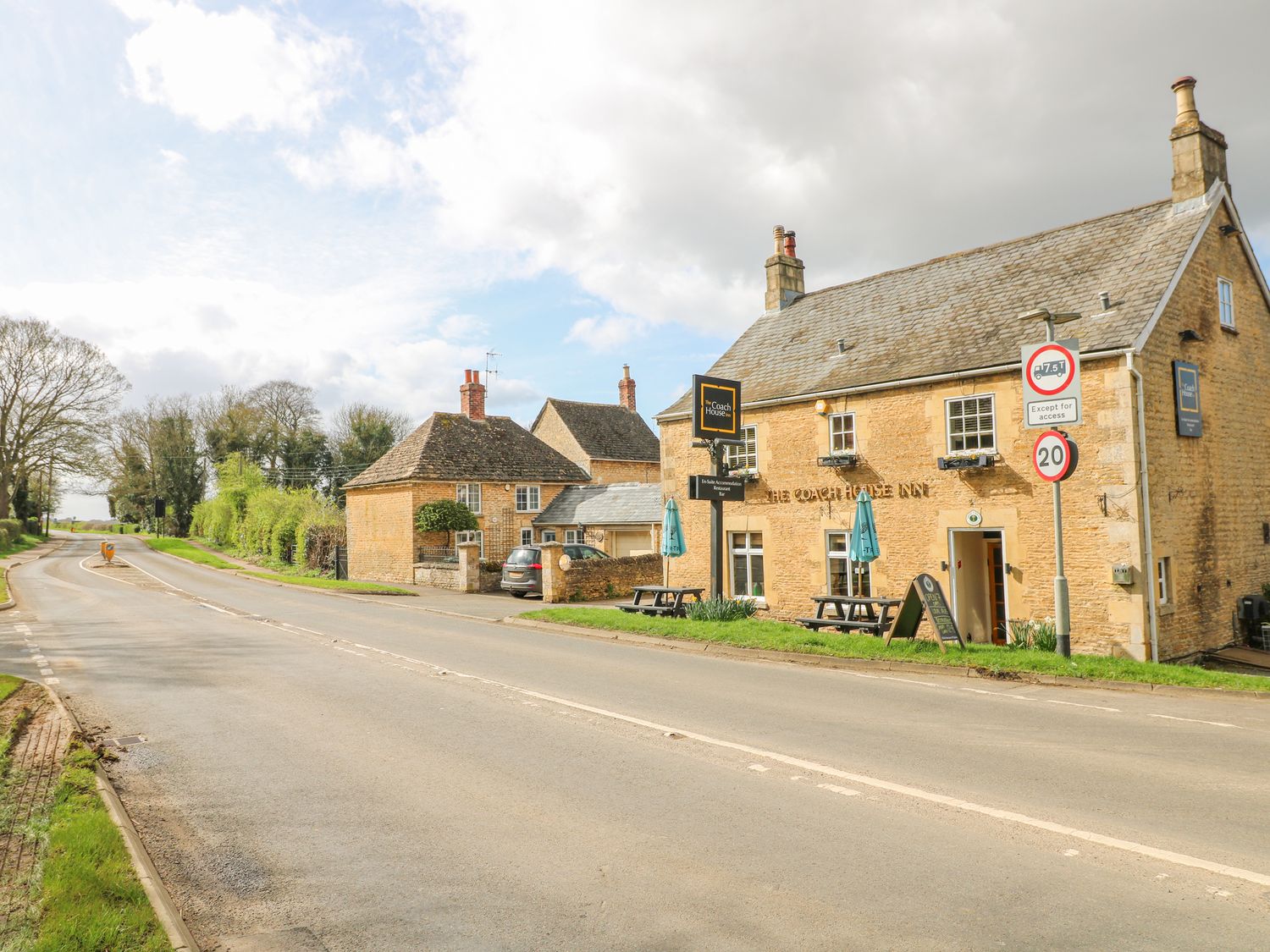 Chicken Run, Stamford, Rutland. Hot tub. Smart TV. Pet-friendly. Near River Chater. Barbecue. Rural.