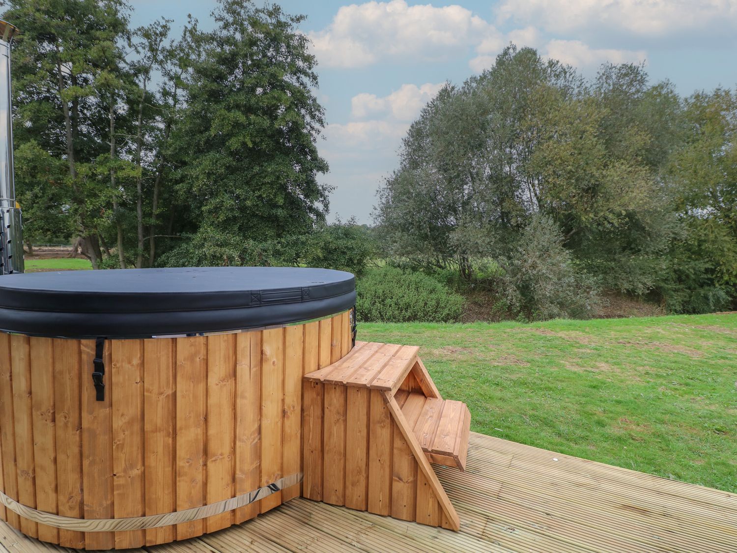 Bee Hive in South Luffenham, Edith Weston, Rutland. Hot tub. Garden. Pet-friendly. Woodburning stove