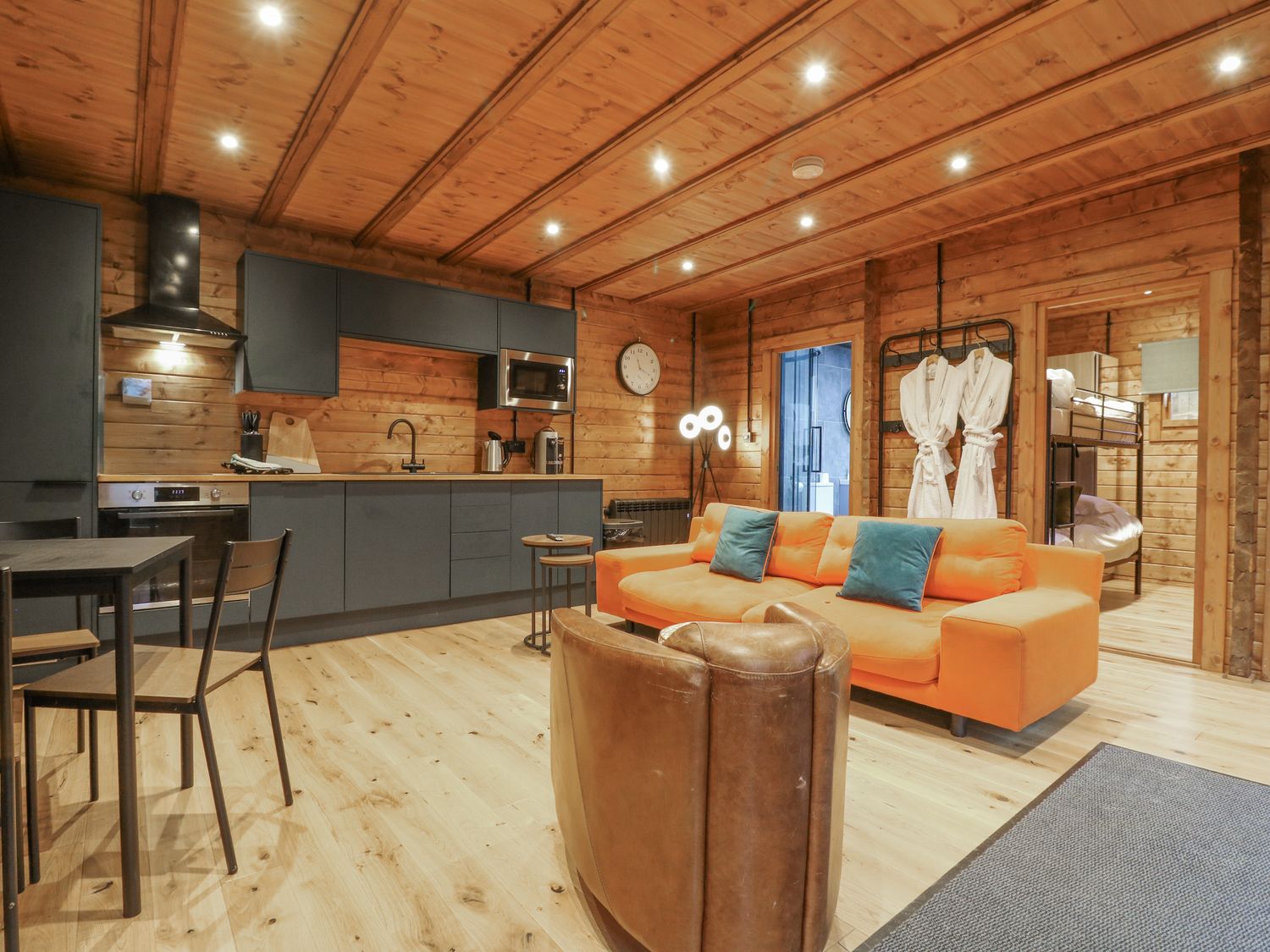 Bee Hive in South Luffenham, Edith Weston, Rutland. Hot tub. Garden. Pet-friendly. Woodburning stove