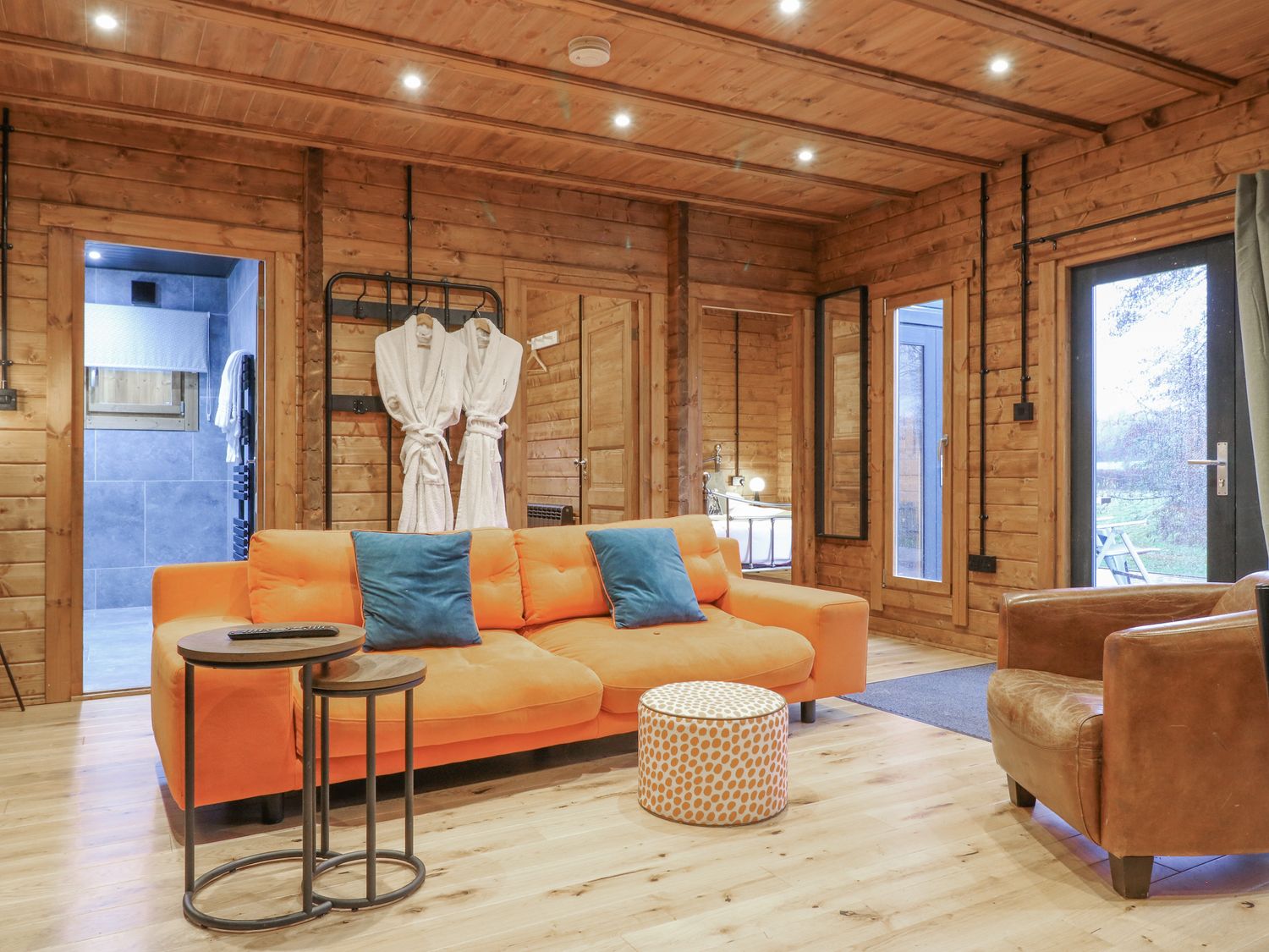 Bee Hive in South Luffenham, Edith Weston, Rutland. Hot tub. Garden. Pet-friendly. Woodburning stove