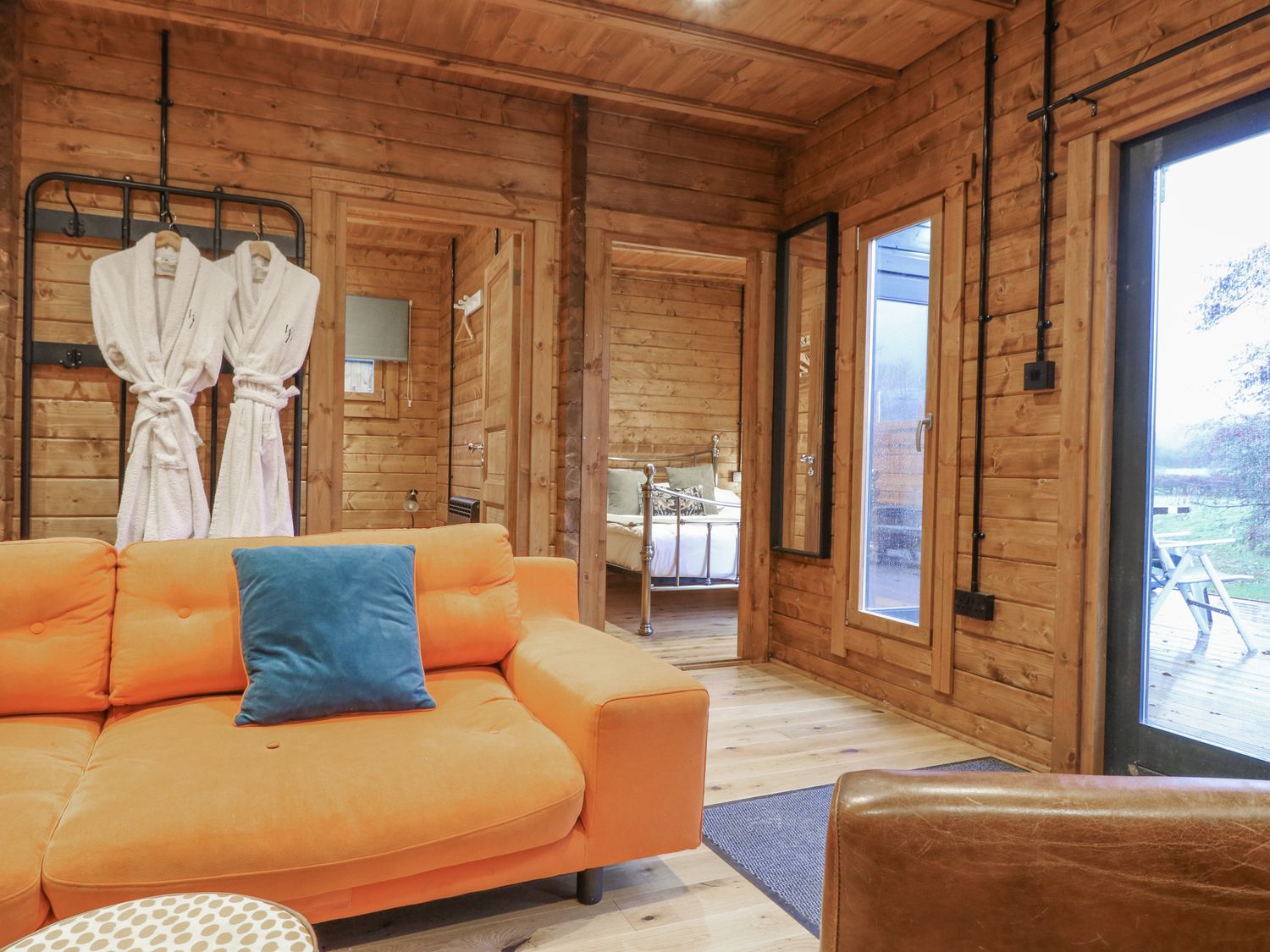 Bee Hive in South Luffenham, Edith Weston, Rutland. Hot tub. Garden. Pet-friendly. Woodburning stove