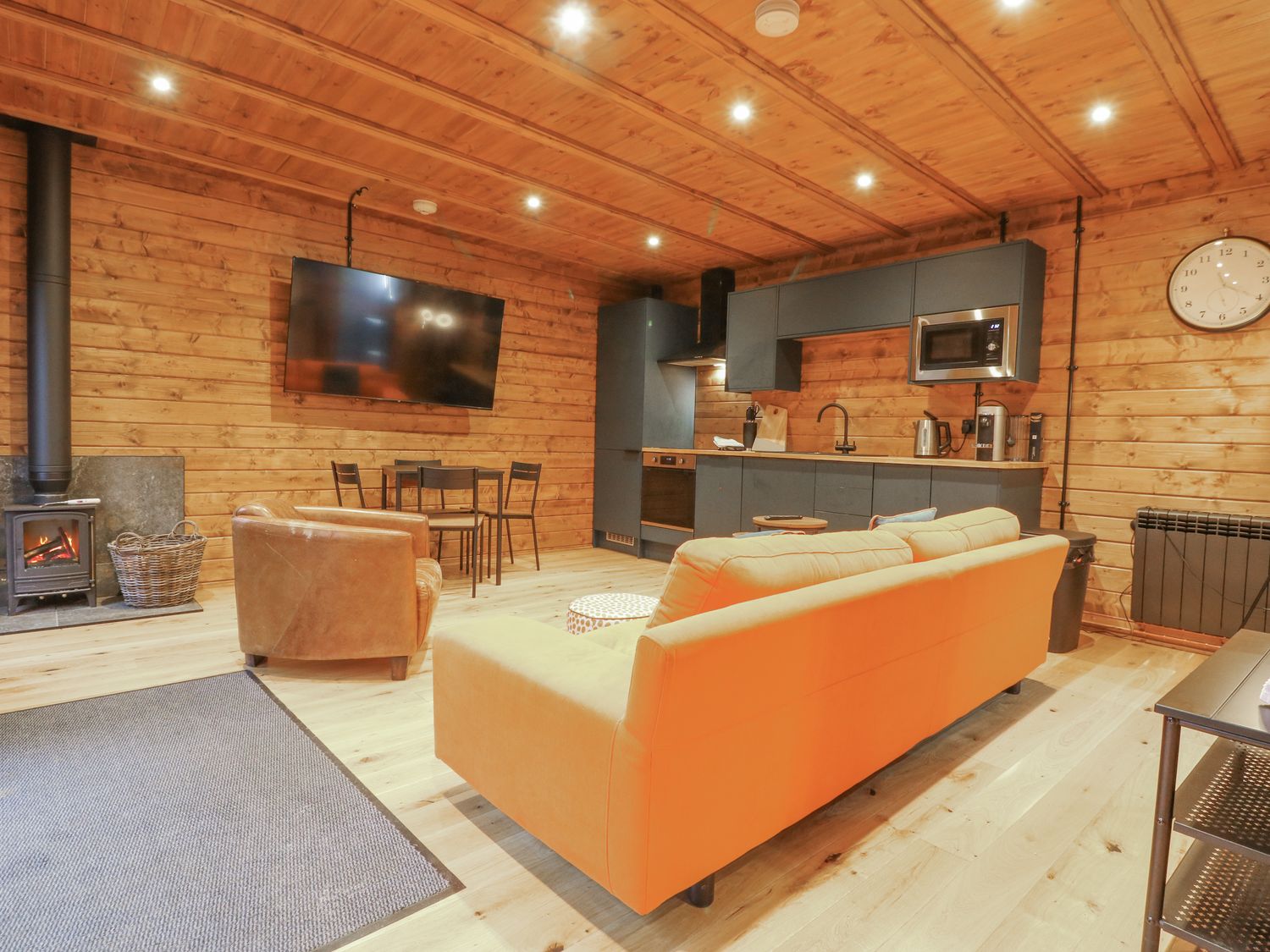 Bee Hive in South Luffenham, Edith Weston, Rutland. Hot tub. Garden. Pet-friendly. Woodburning stove