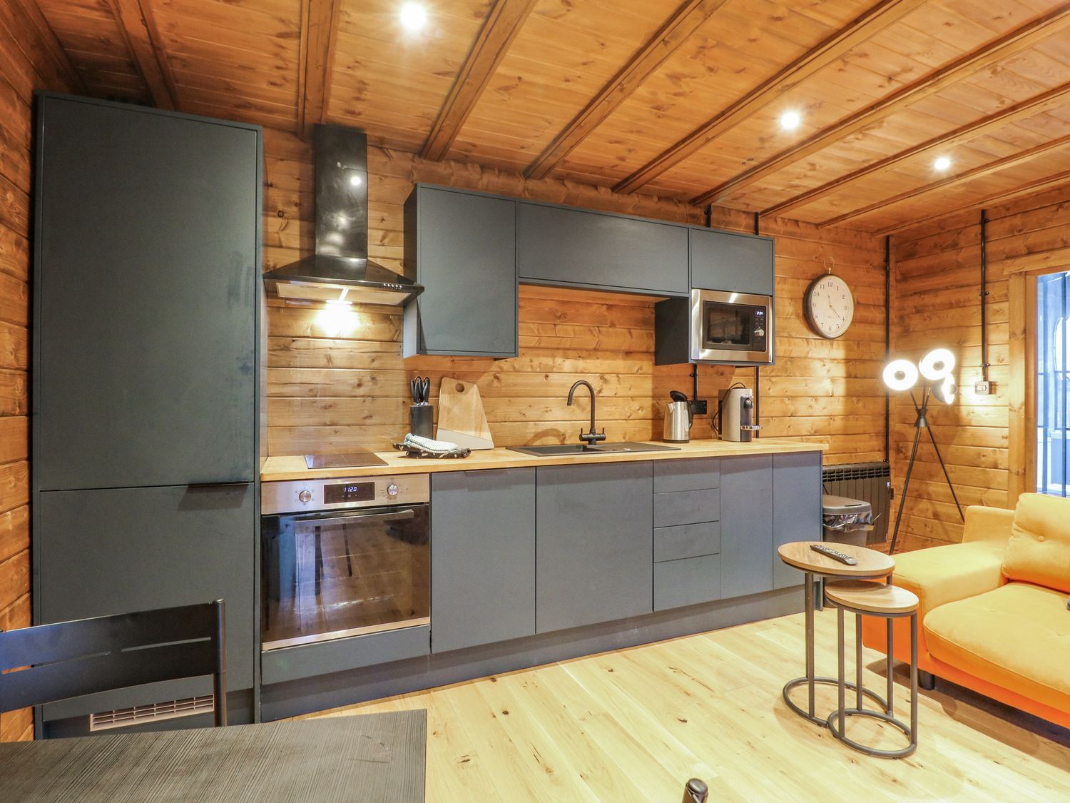 Bee Hive in South Luffenham, Edith Weston, Rutland. Hot tub. Garden. Pet-friendly. Woodburning stove