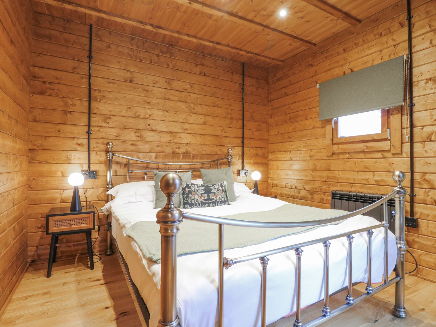 Bee Hive in South Luffenham, Edith Weston, Rutland. Hot tub. Garden. Pet-friendly. Woodburning stove