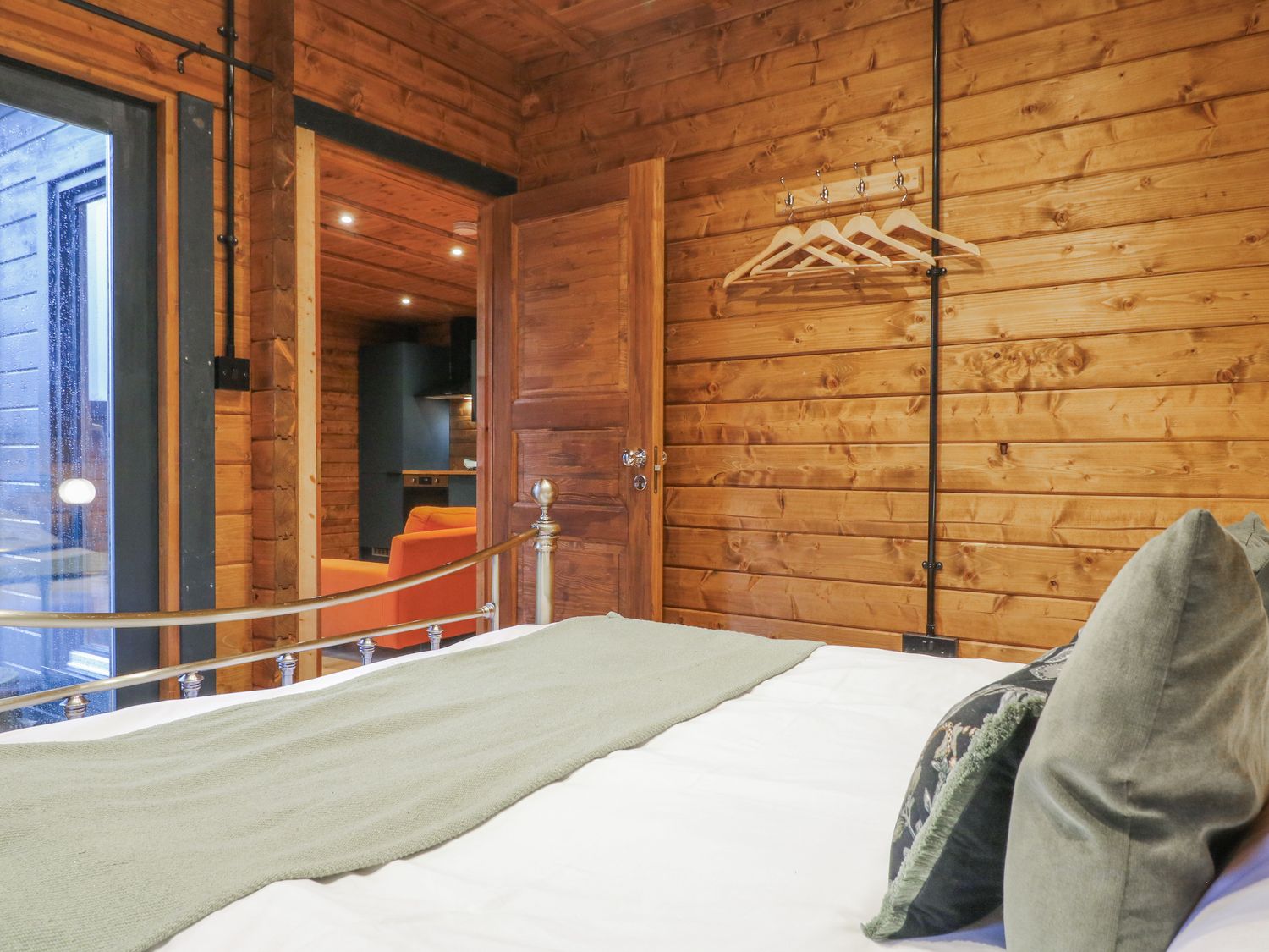 Bee Hive in South Luffenham, Edith Weston, Rutland. Hot tub. Garden. Pet-friendly. Woodburning stove