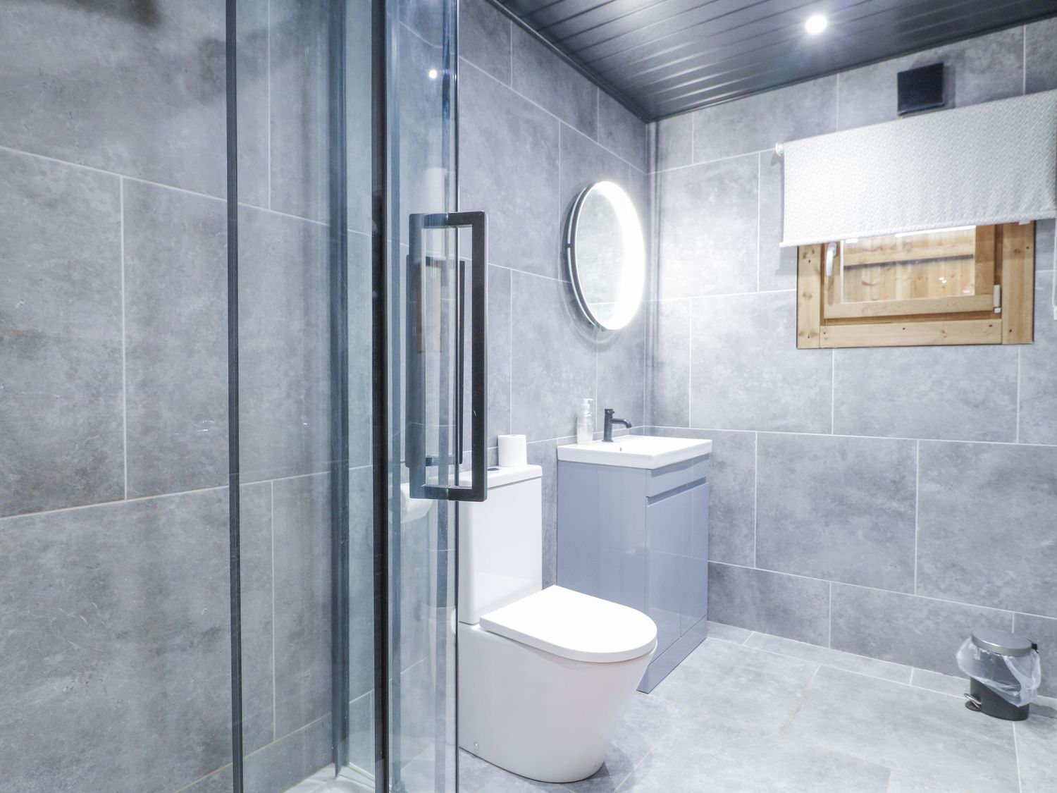 Bee Hive in South Luffenham, Edith Weston, Rutland. Hot tub. Garden. Pet-friendly. Woodburning stove