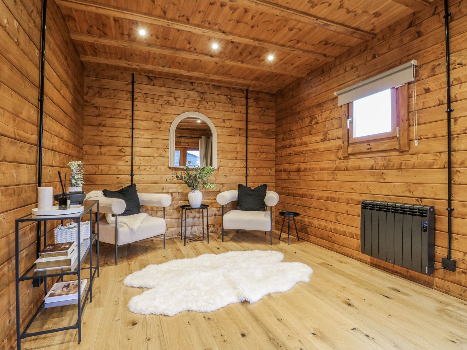 Bee Hive in South Luffenham, Edith Weston, Rutland. Hot tub. Garden. Pet-friendly. Woodburning stove