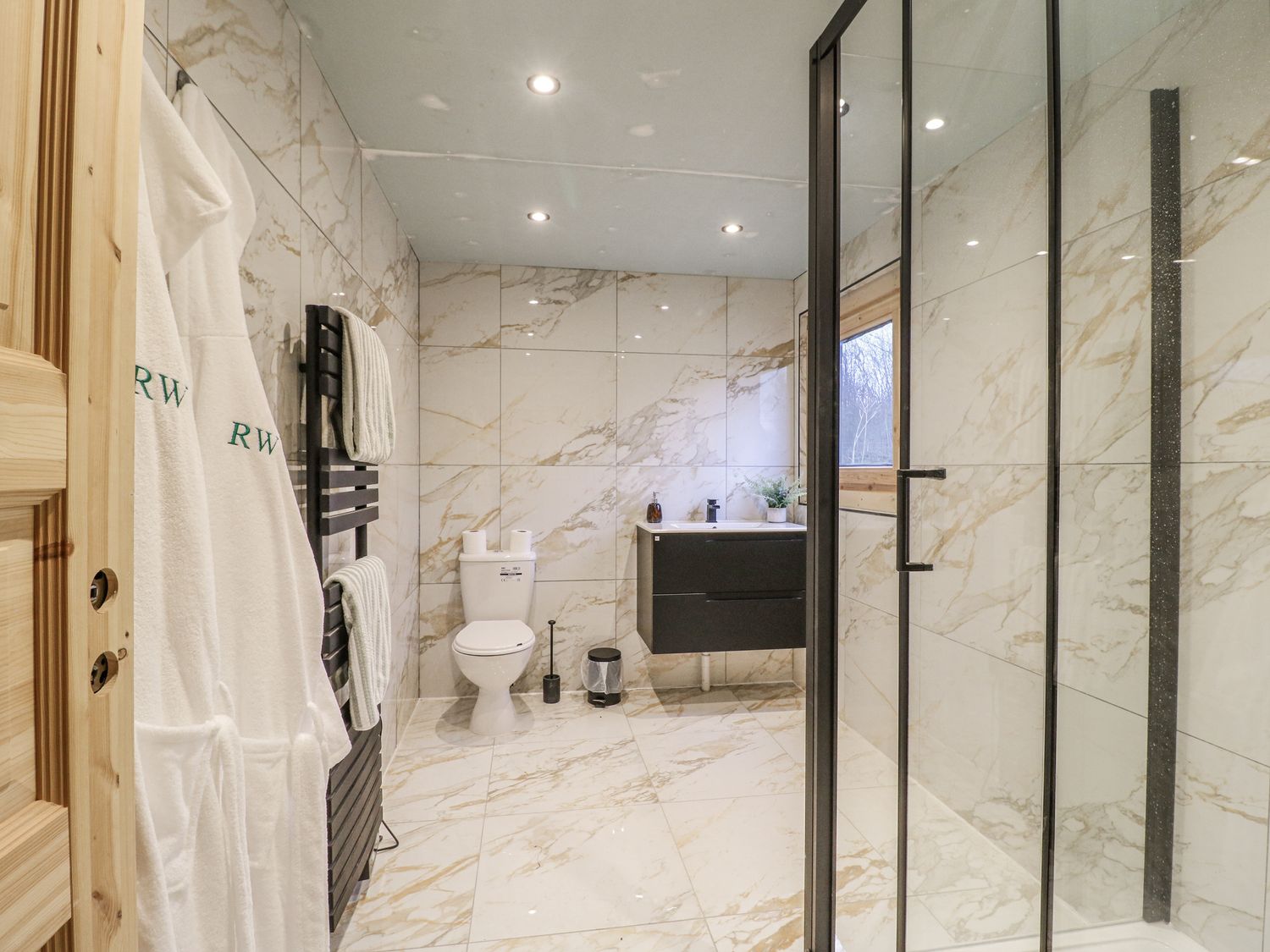 Bee Hive in South Luffenham, Edith Weston, Rutland. Hot tub. Garden. Pet-friendly. Woodburning stove