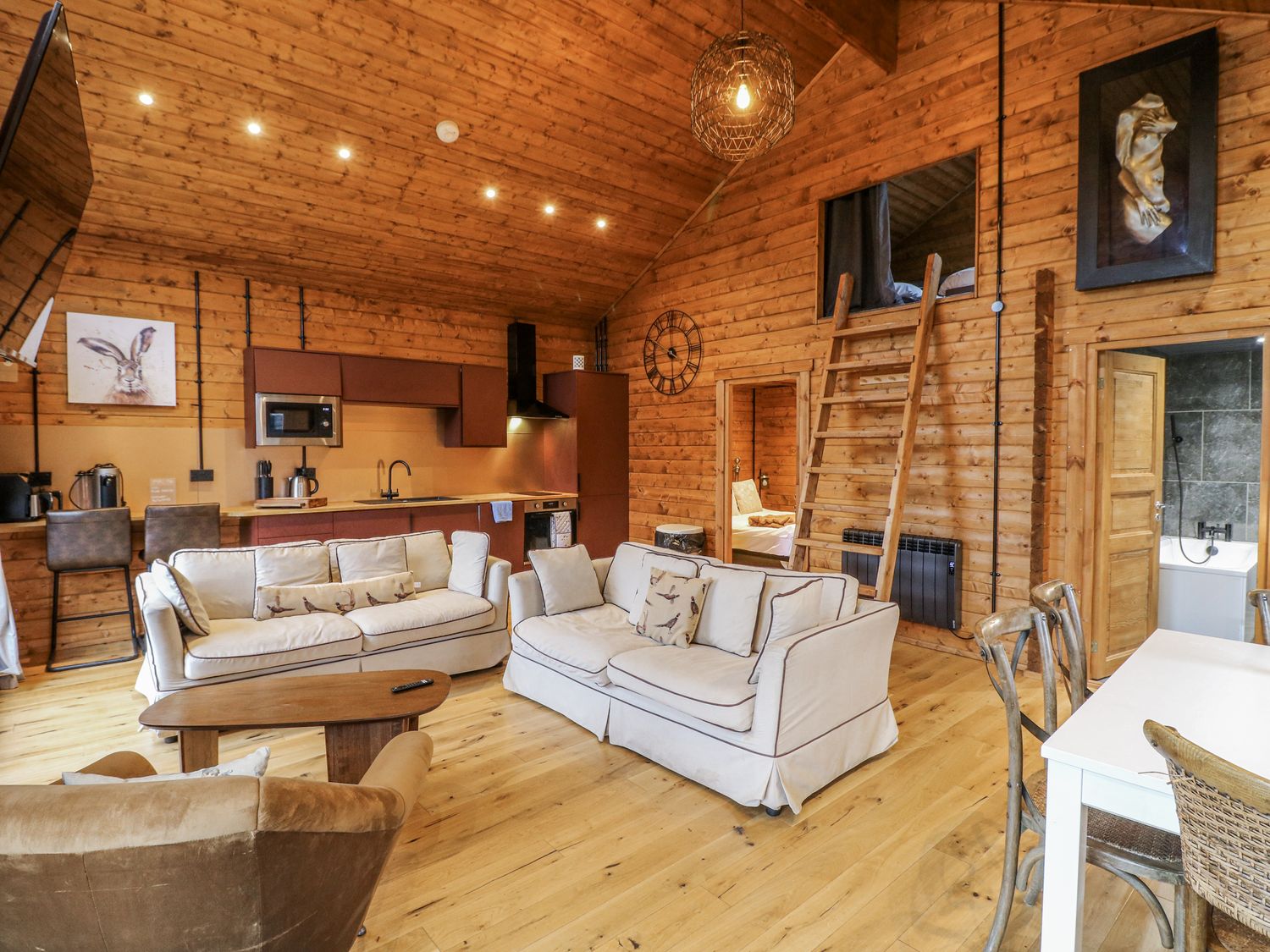 Rabbit Hole, Stamford, Rutland. Hot tub. Smart TV. Pet-friendly. Fire pit. Woodburning stove. Rural.