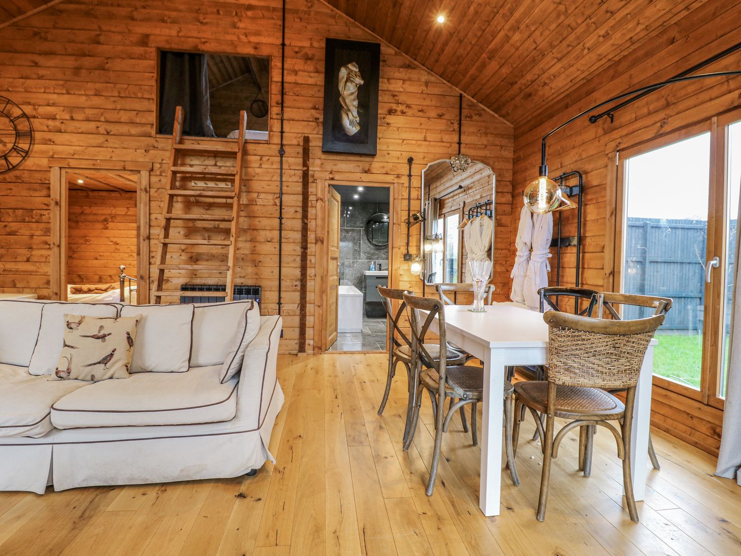 Rabbit Hole, Stamford, Rutland. Hot tub. Smart TV. Pet-friendly. Fire pit. Woodburning stove. Rural.