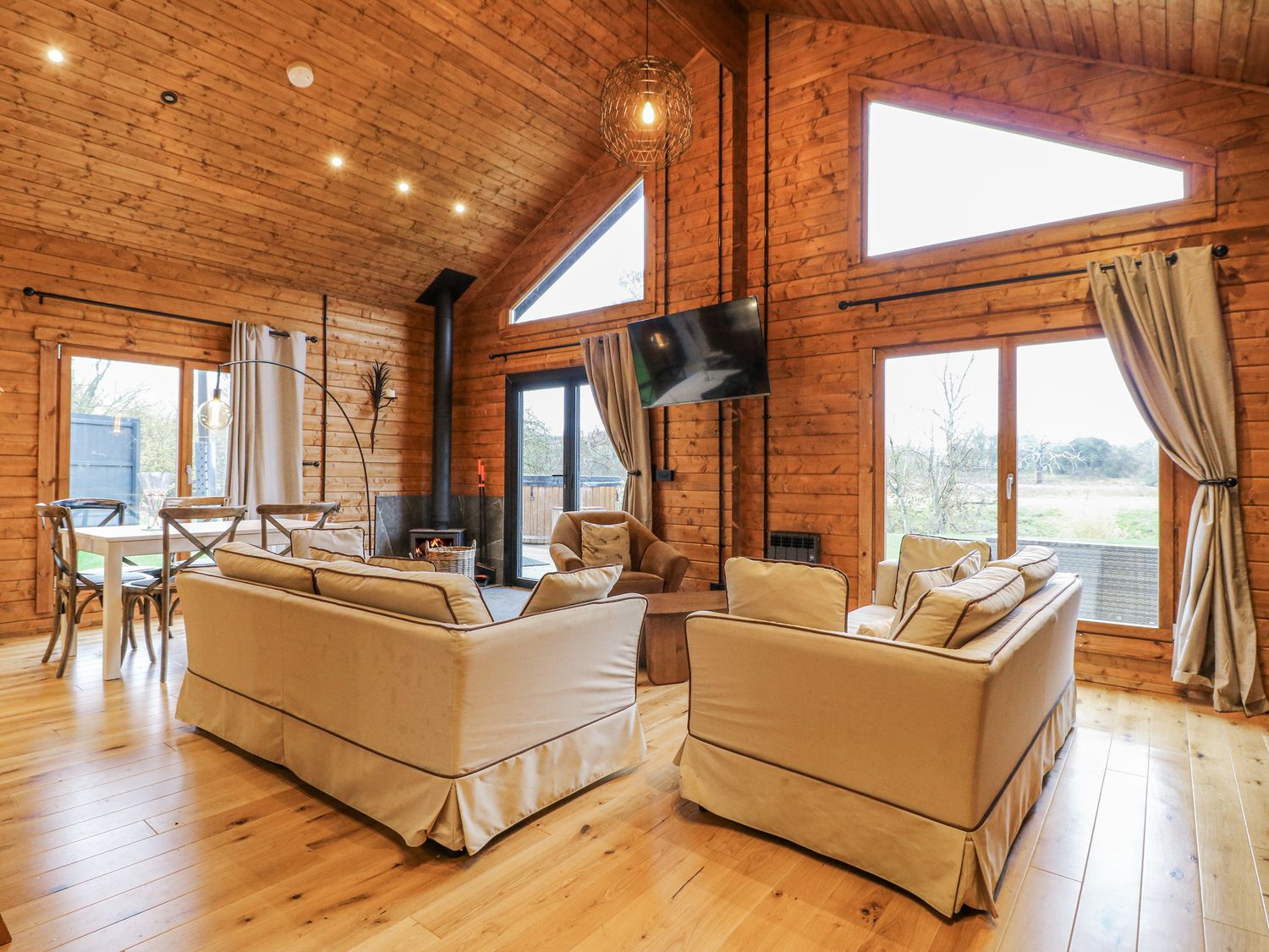 Rabbit Hole, Stamford, Rutland. Hot tub. Smart TV. Pet-friendly. Fire pit. Woodburning stove. Rural.